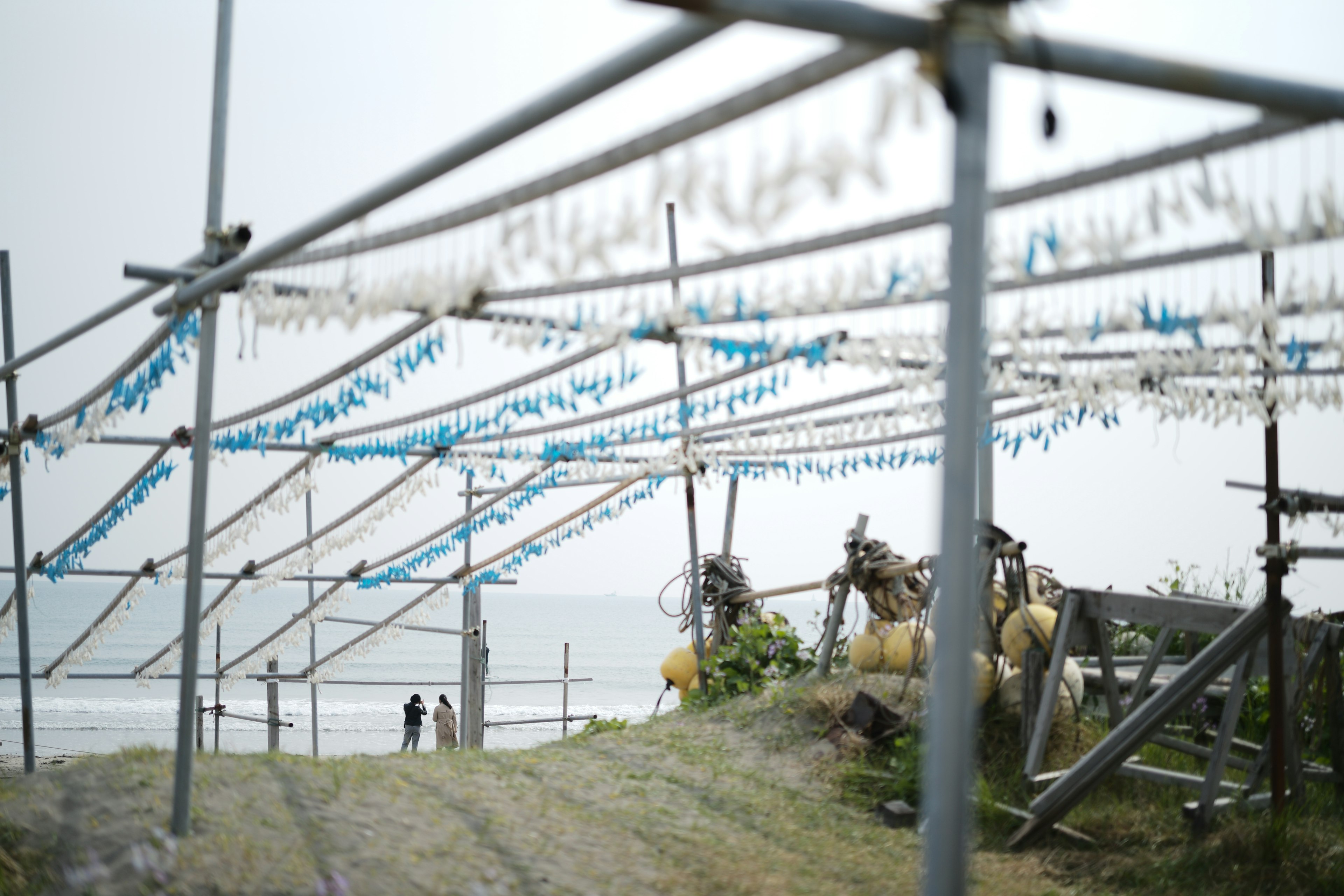 Vue panoramique près de la mer avec des rubans bleus et des structures avec des personnes