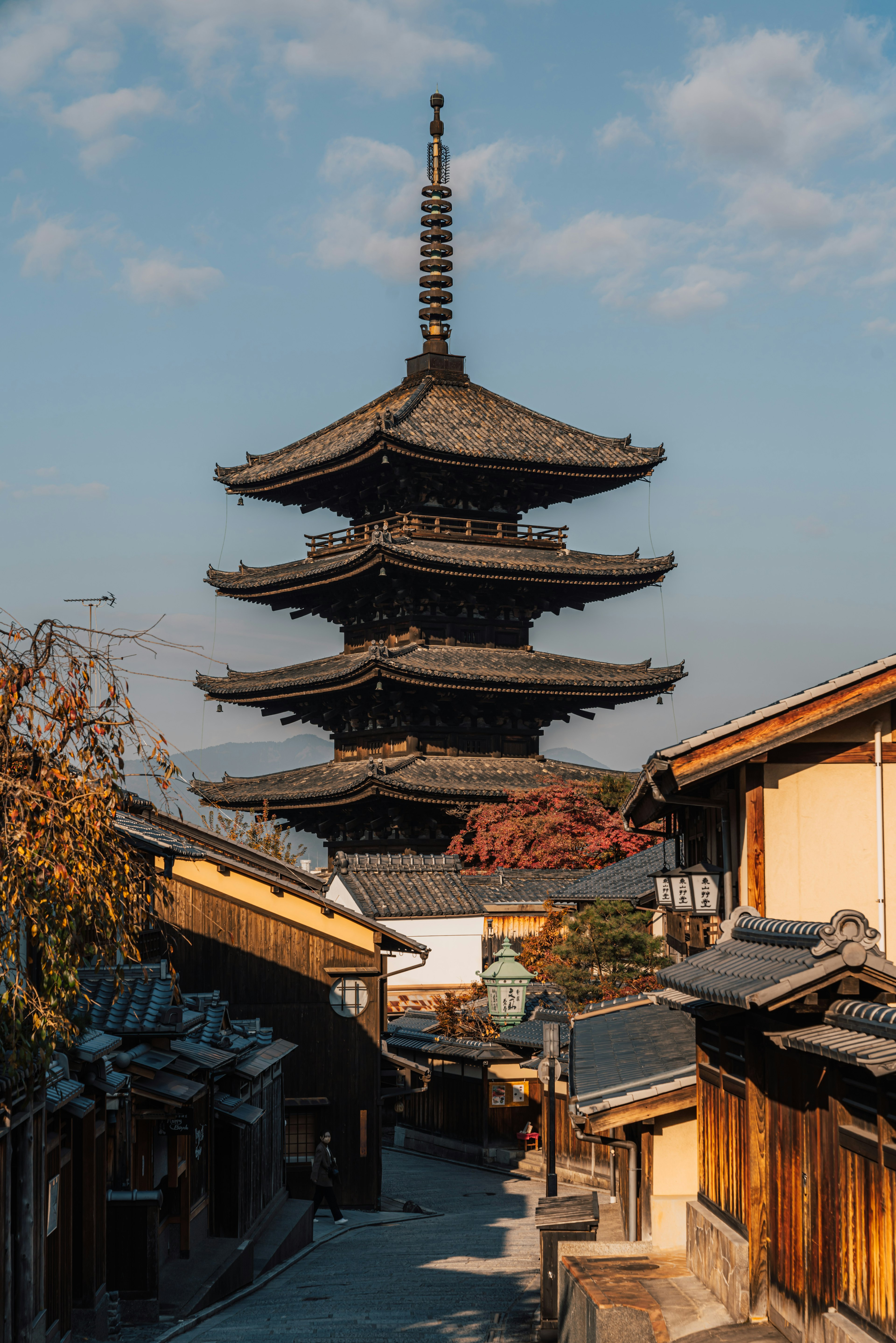 Pemandangan jalan bersejarah dengan pagoda lima lantai di Kyoto