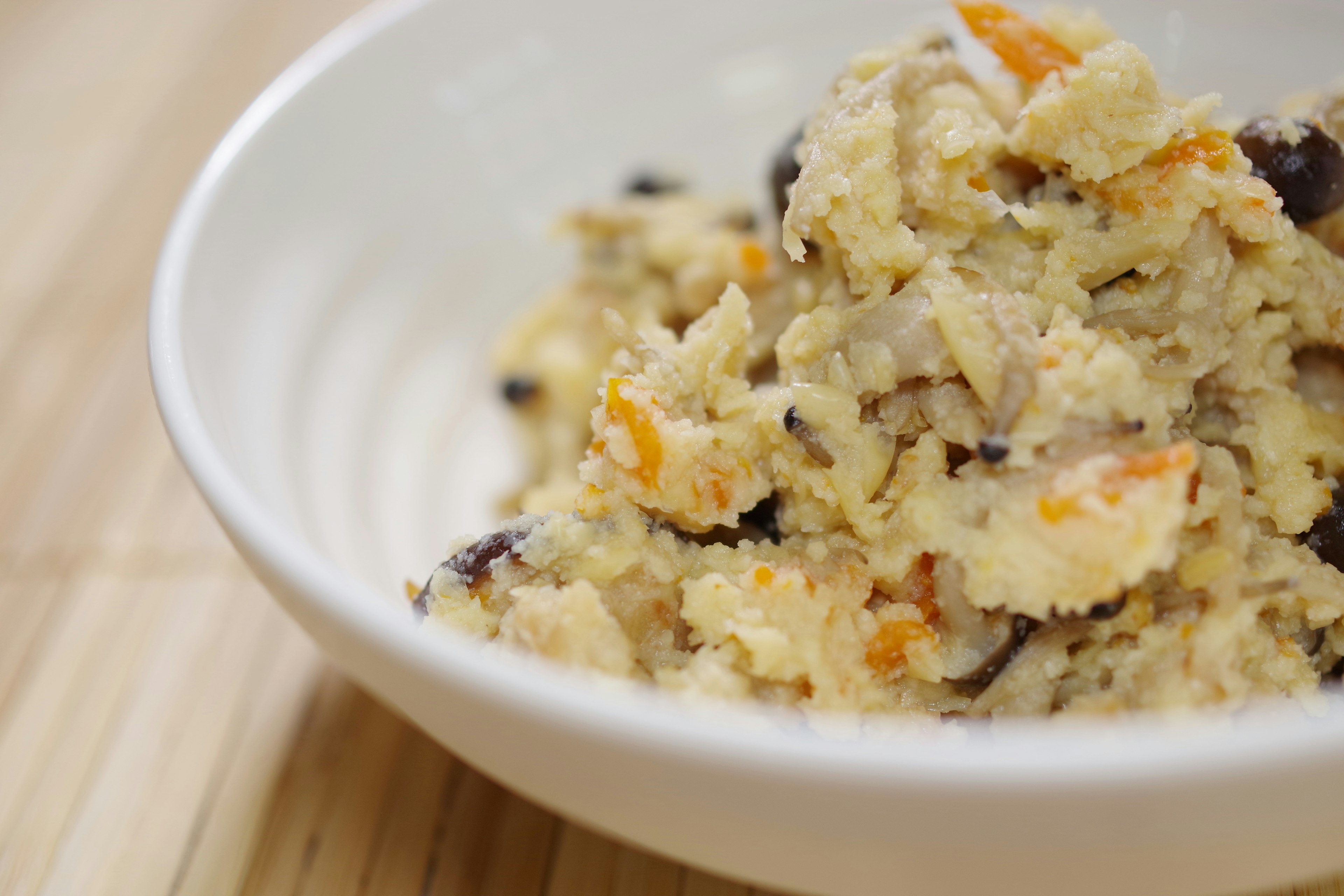 Plato que parece arroz mezclado servido en un tazón blanco