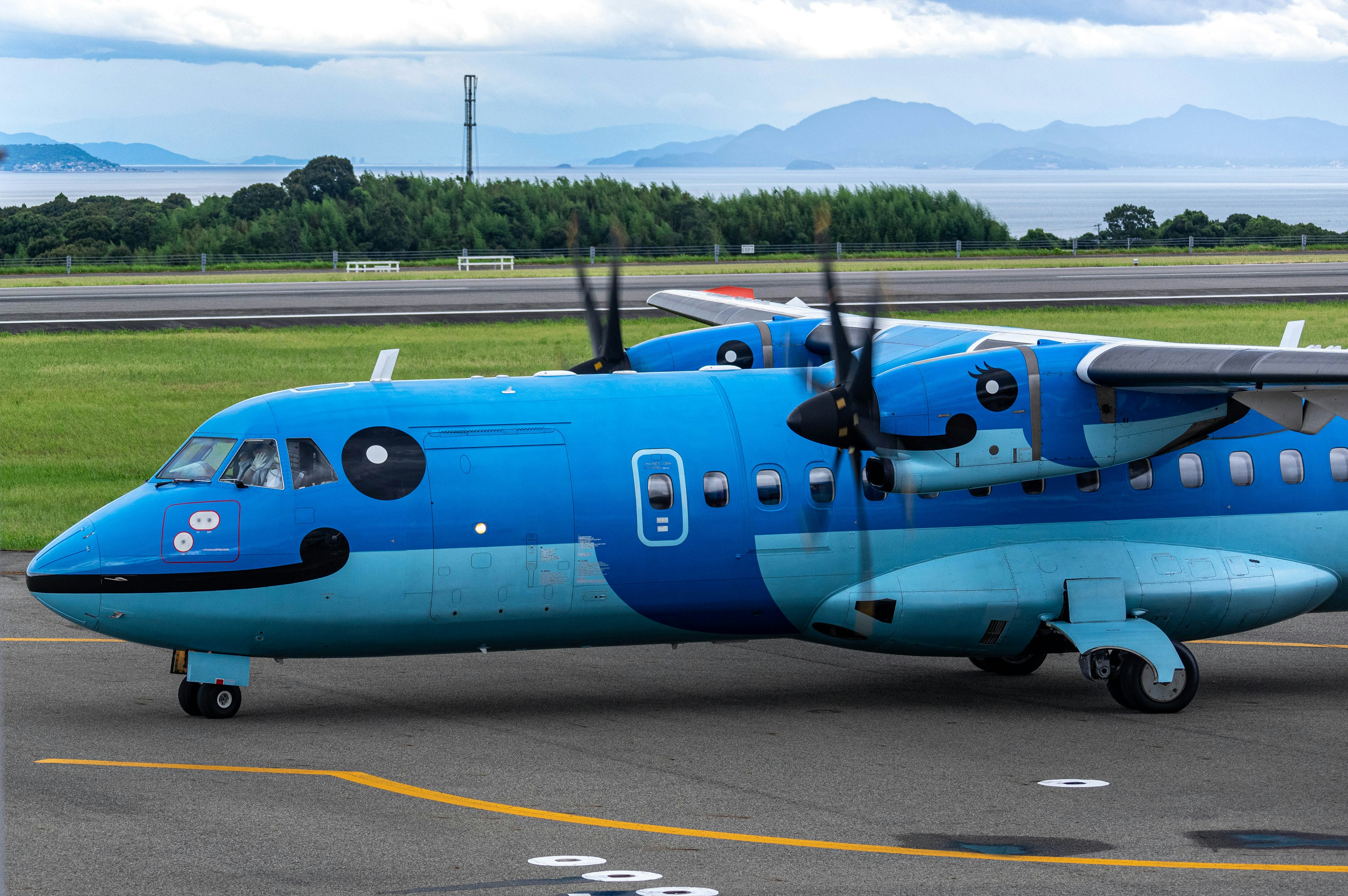 Avión azul estacionado en la pista