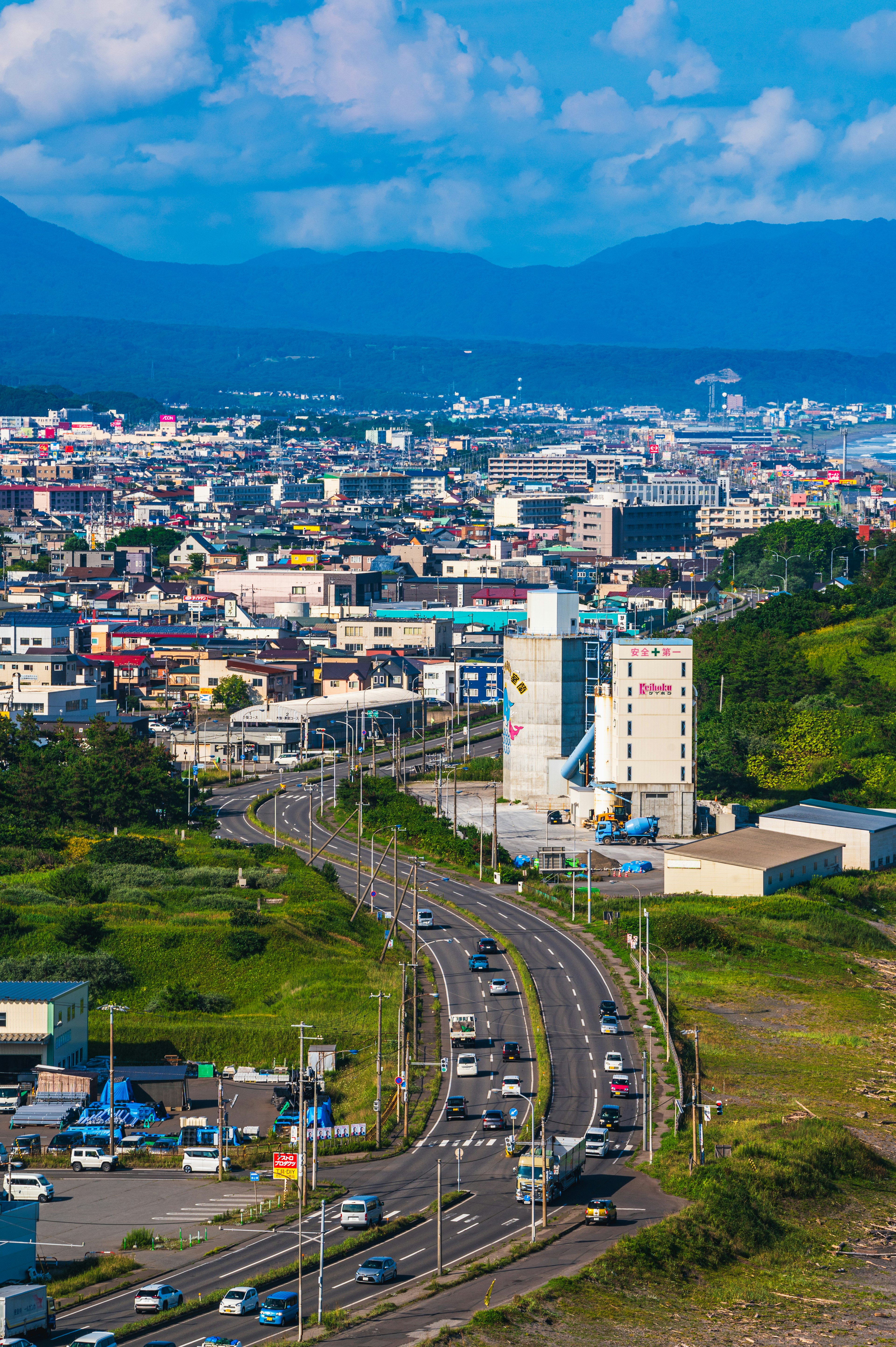 Pemandangan kota yang hidup dengan jalan di bawah langit biru