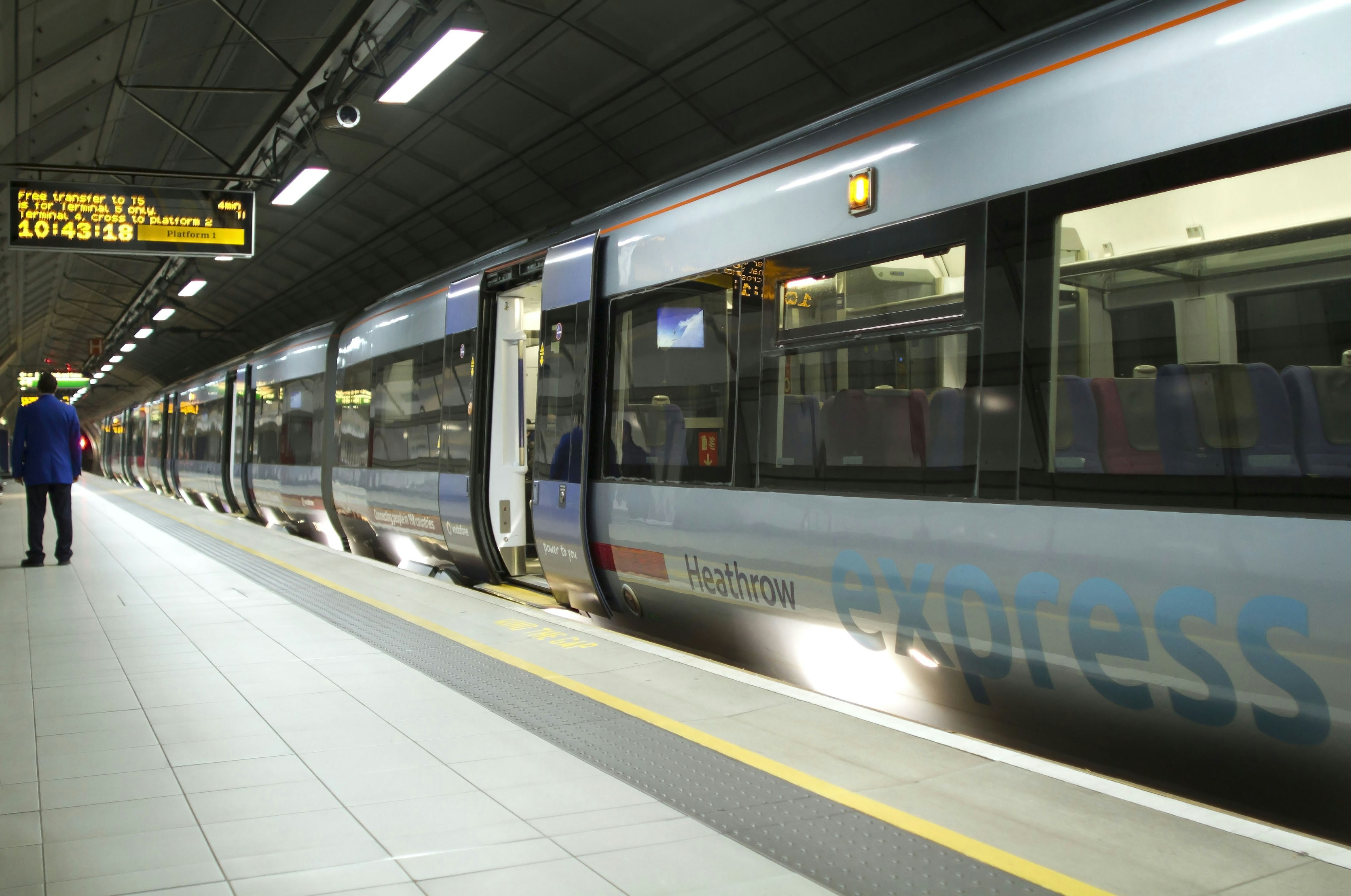 Tren esperando en la estación con un pasajero