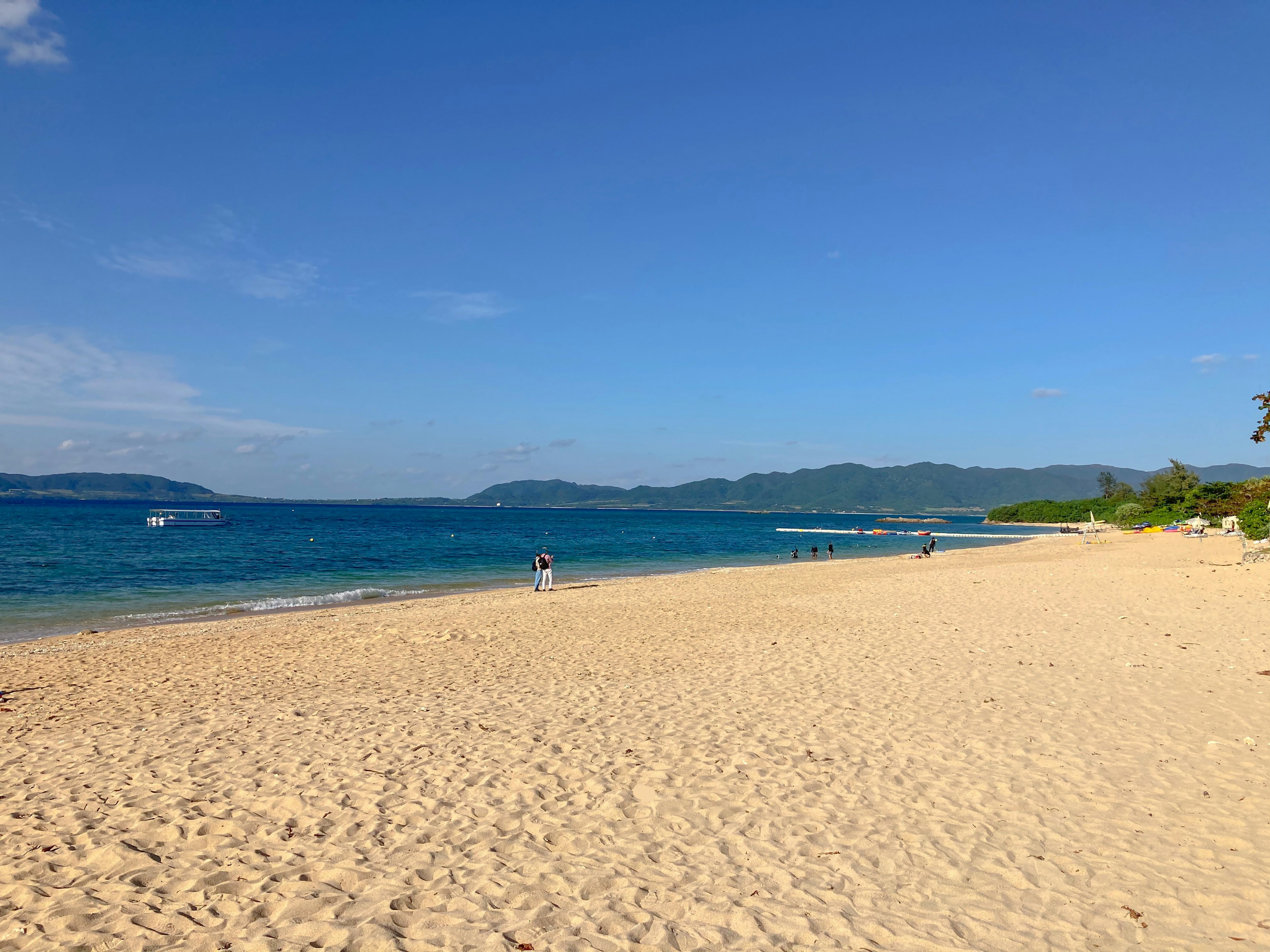 美丽的海滩场景，蓝色海洋和白色沙滩