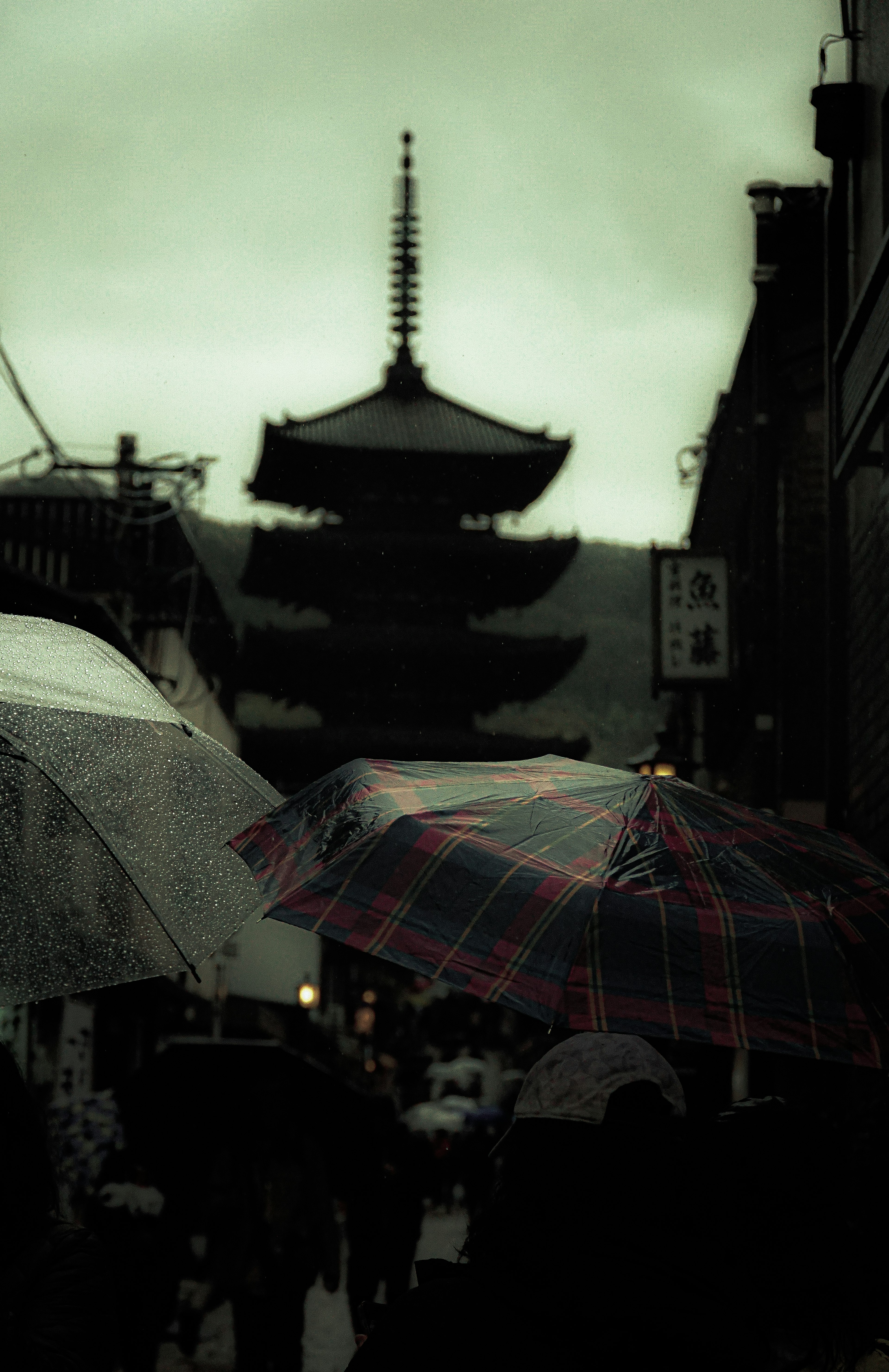 雨中街道場景與傘和塔