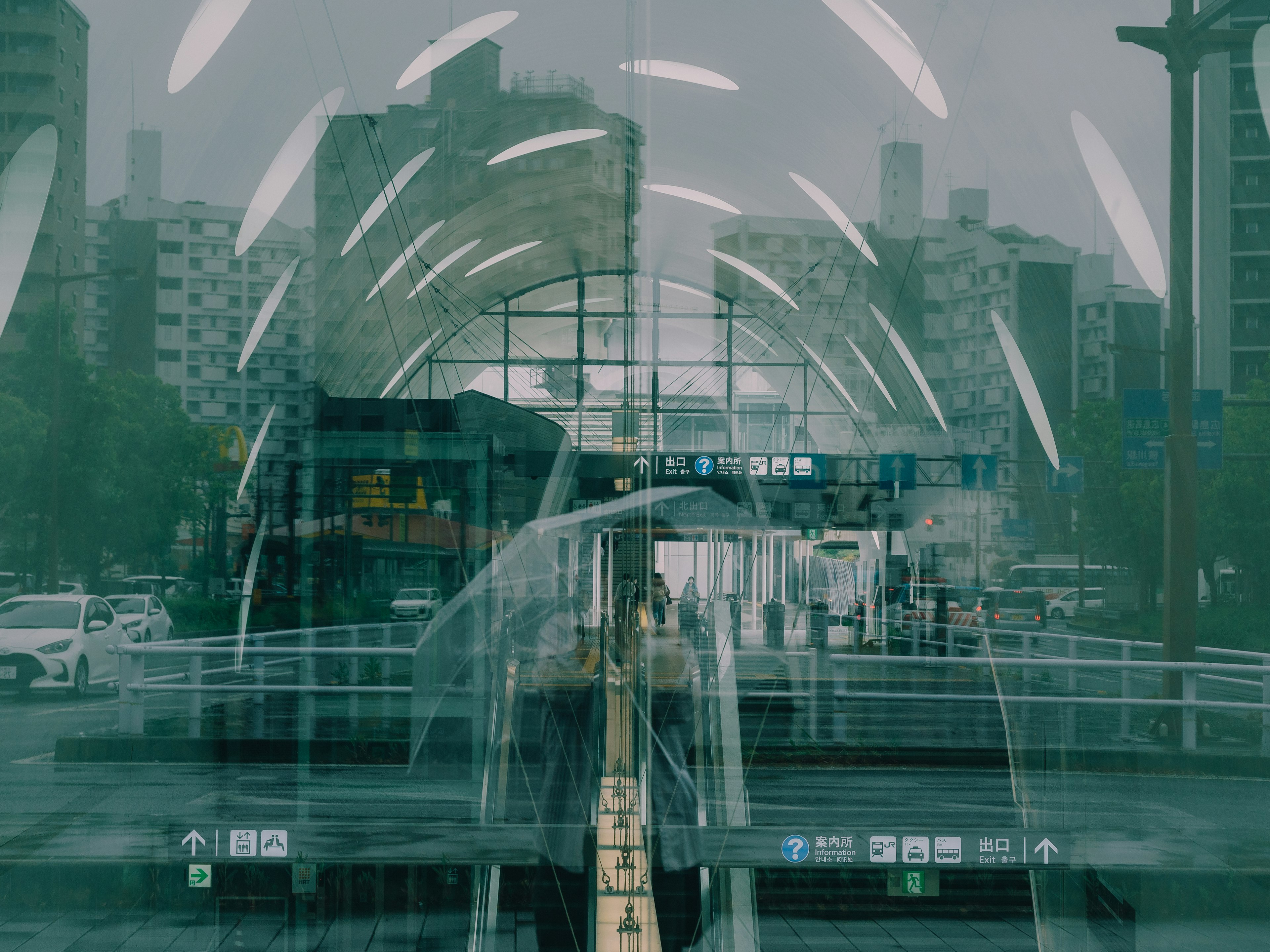 Städtische Szene im Nebel mit Bahnhofseingang und umliegenden Gebäuden