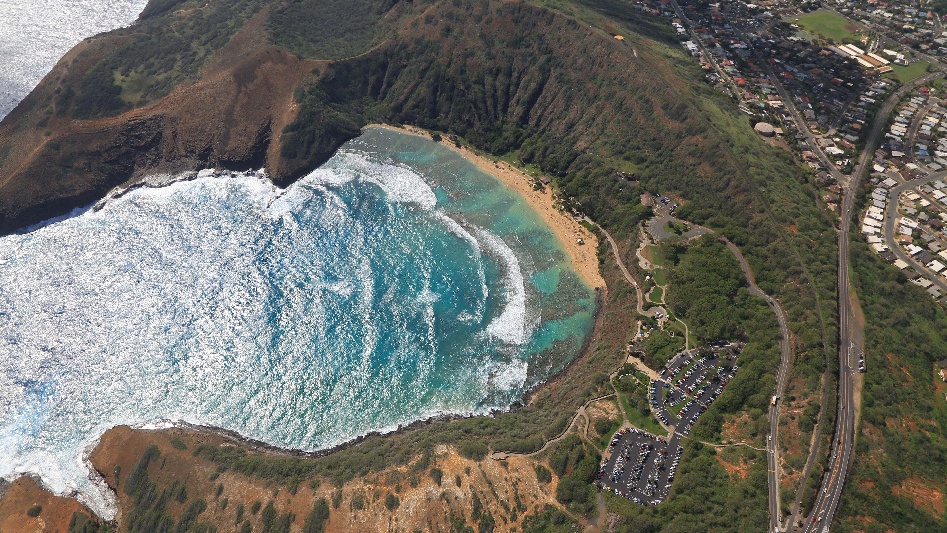 美しい海岸線と青い海の空撮画像