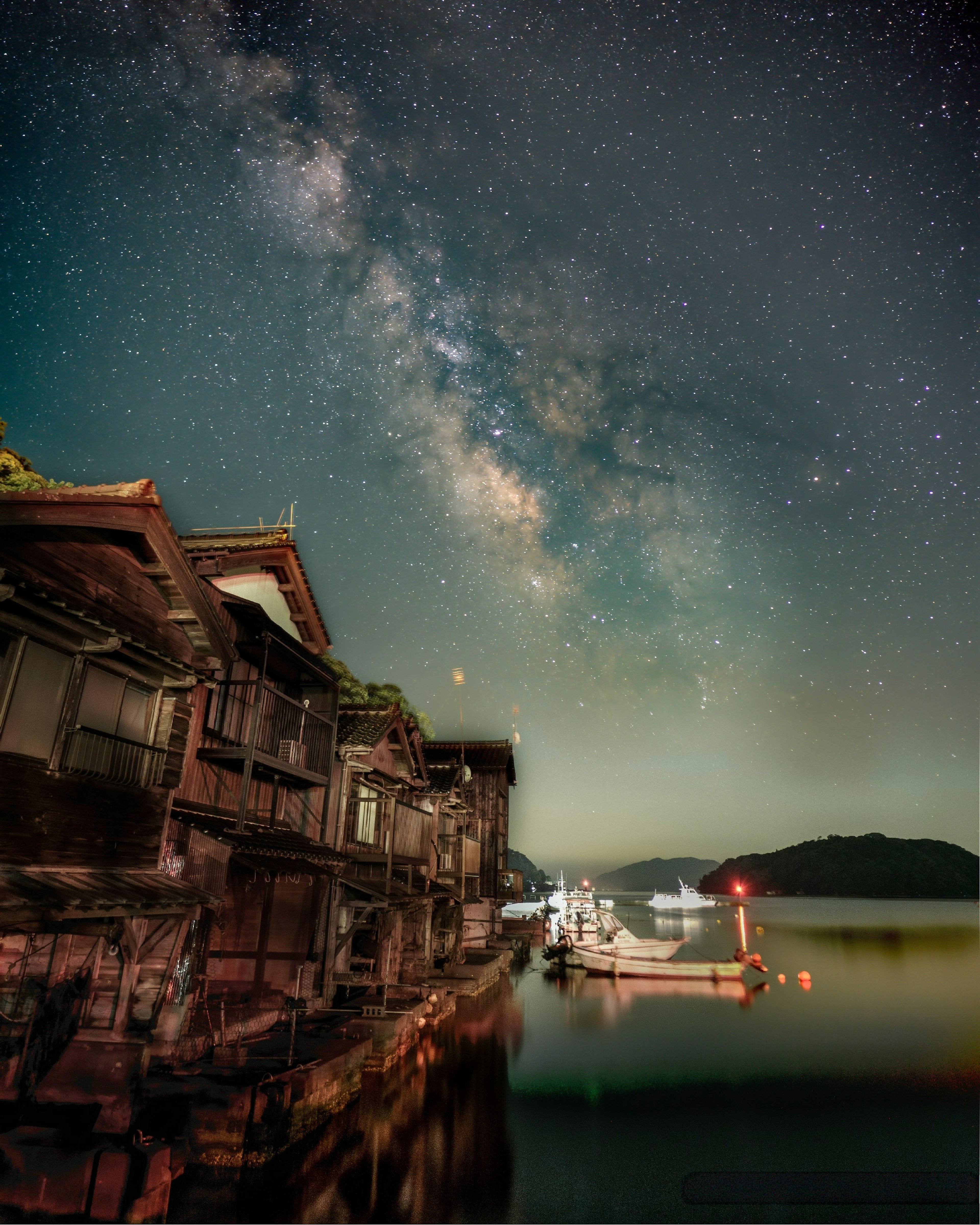 星空と古い家屋が映える夜景