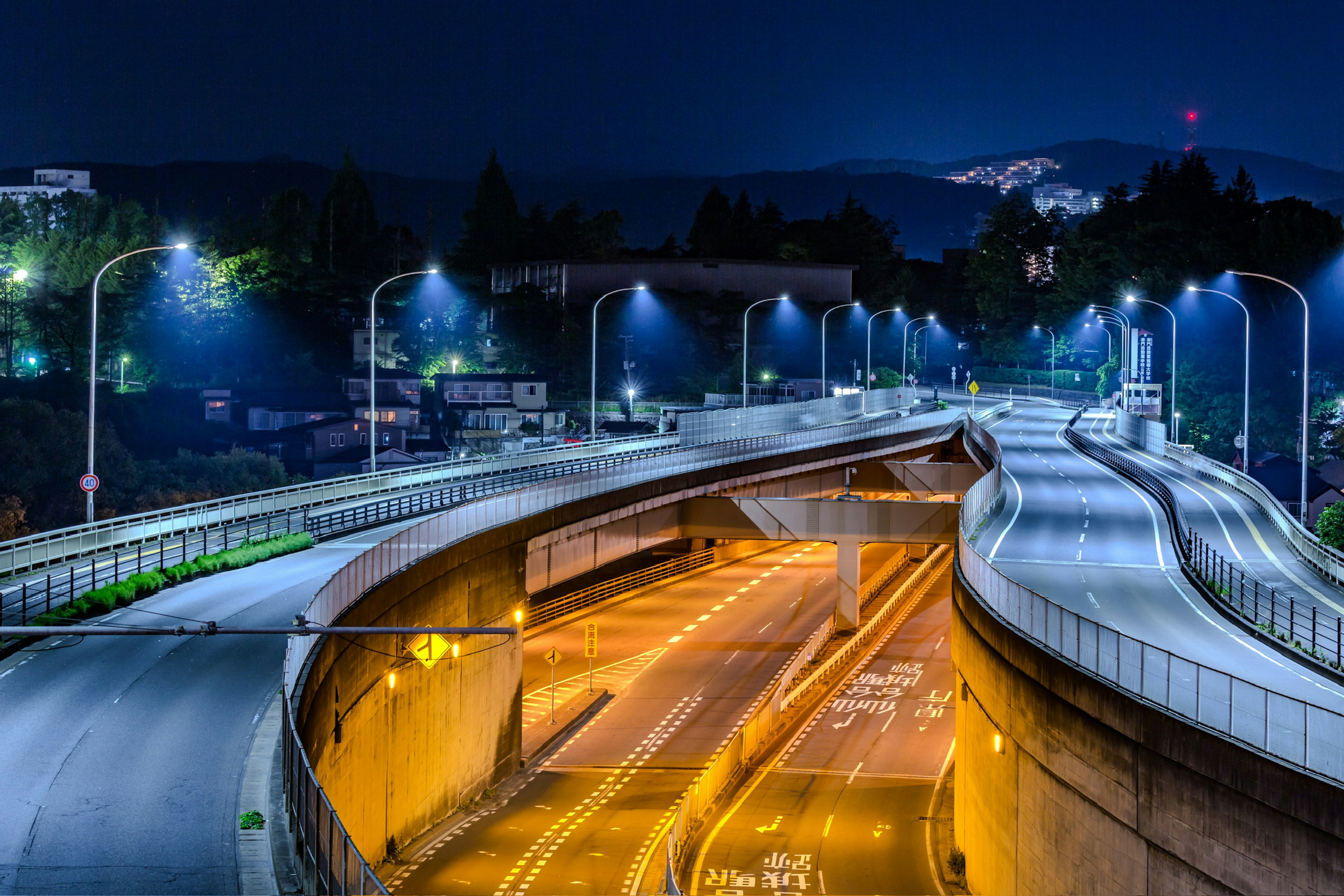 Belle vue nocturne d'une autoroute Routes courbes et lampadaires lumineux sont proéminents