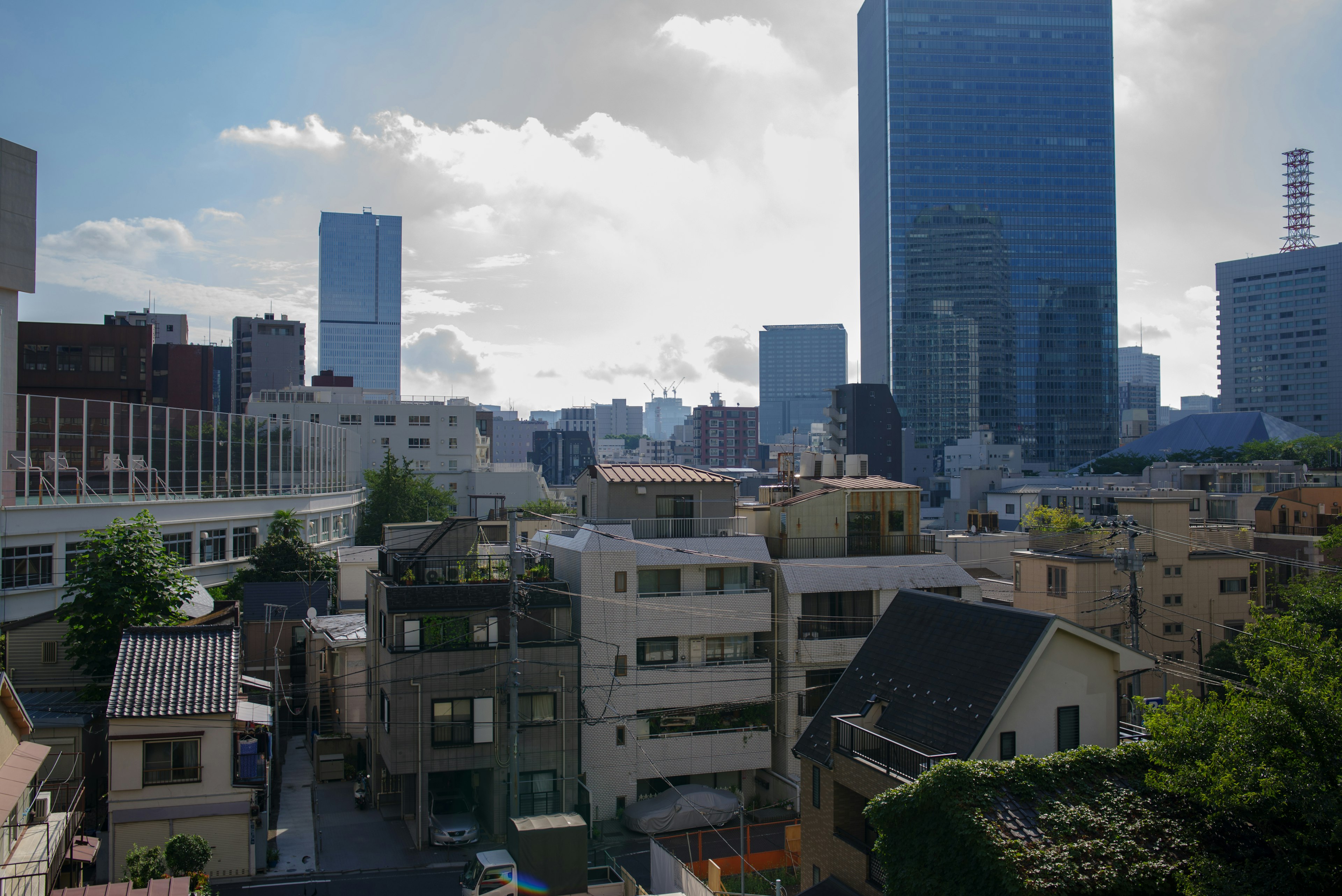 东京城市景观，摩天大楼与多云的天空