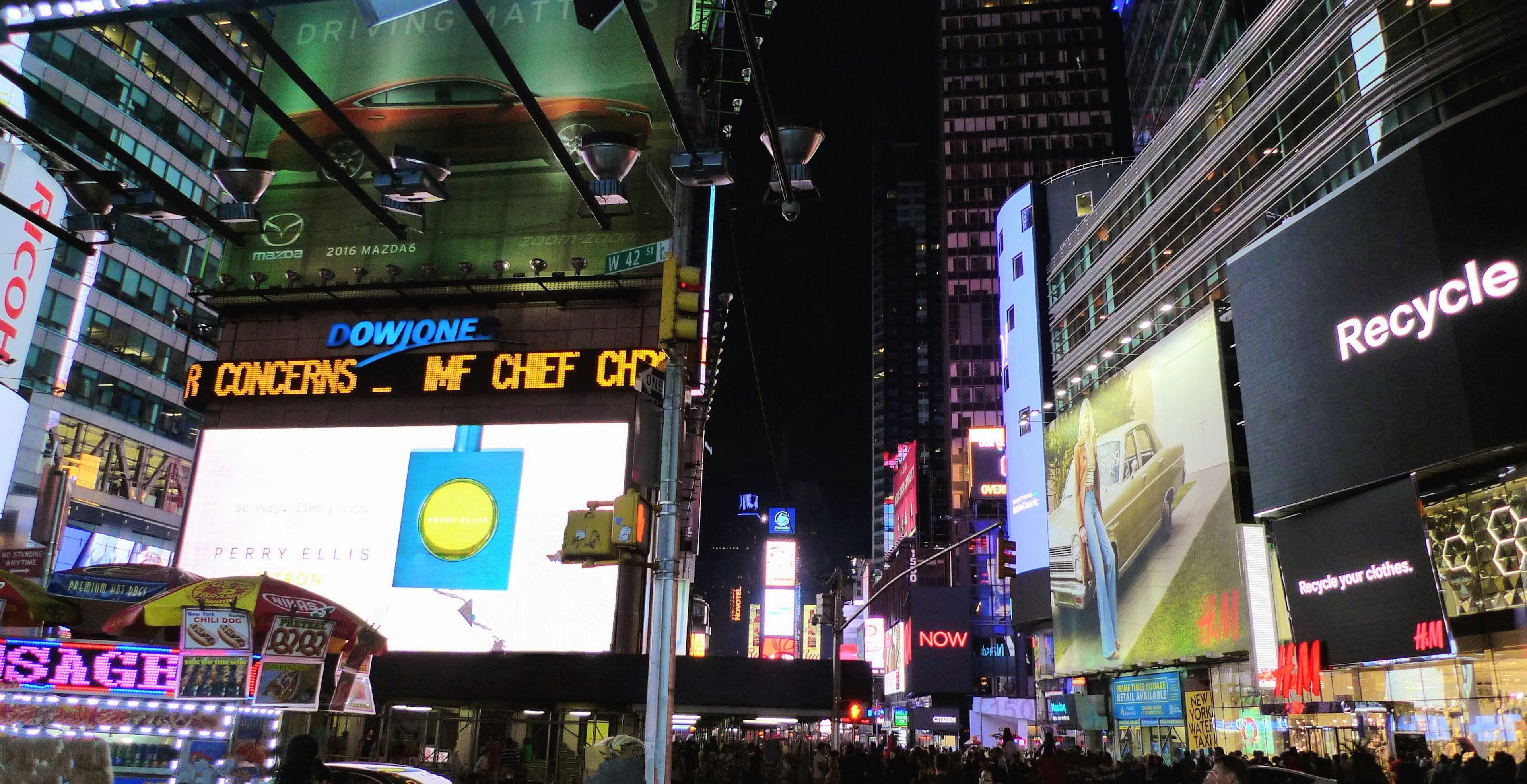 Vista nocturna de Times Square con anuncios brillantes y multitudes