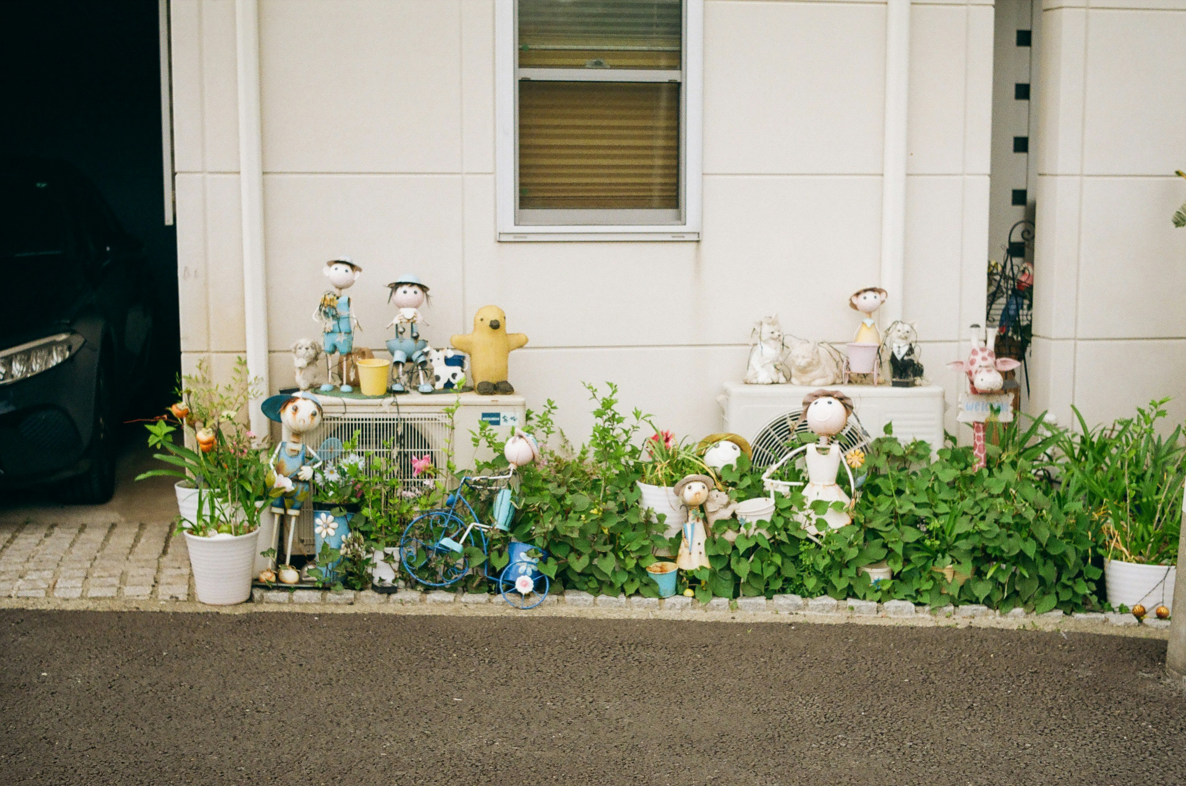 庭に並ぶ多くの装飾品と植物がある風景