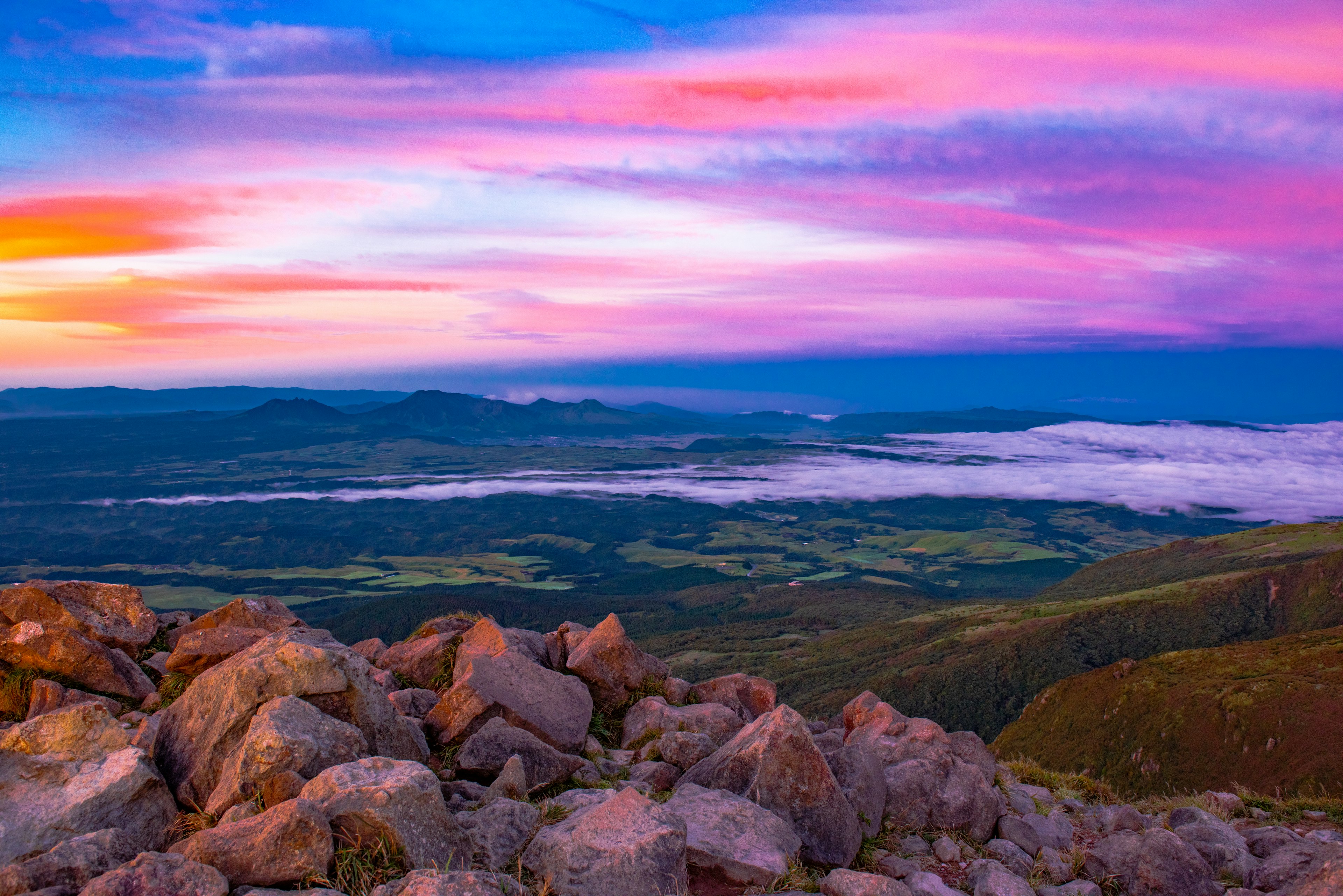 Wunderschöne Aussicht auf den Sonnenuntergang vom Berggipfel mit Wolkenmeer