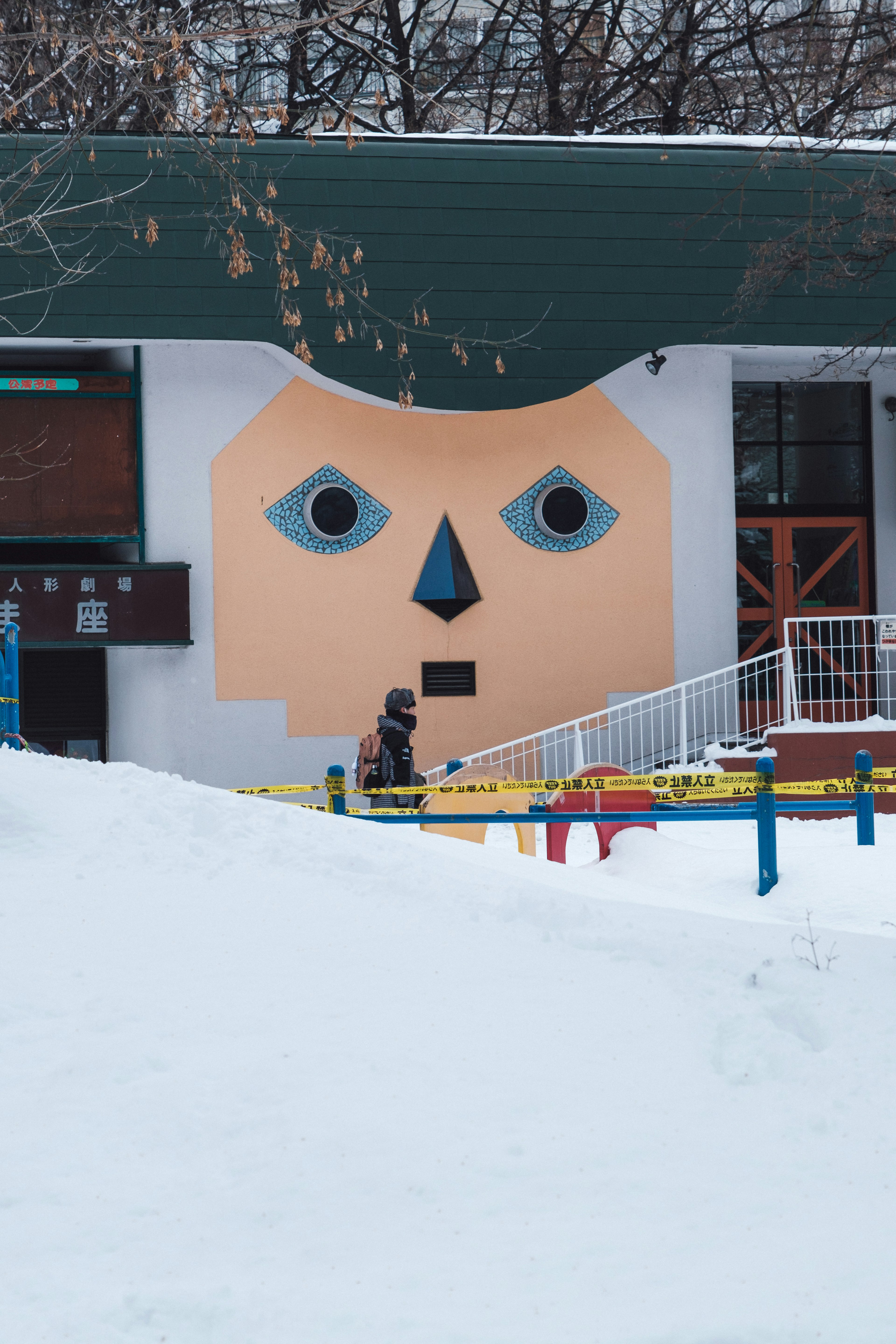 Un edificio con un grande design di faccia in un ambiente innevato