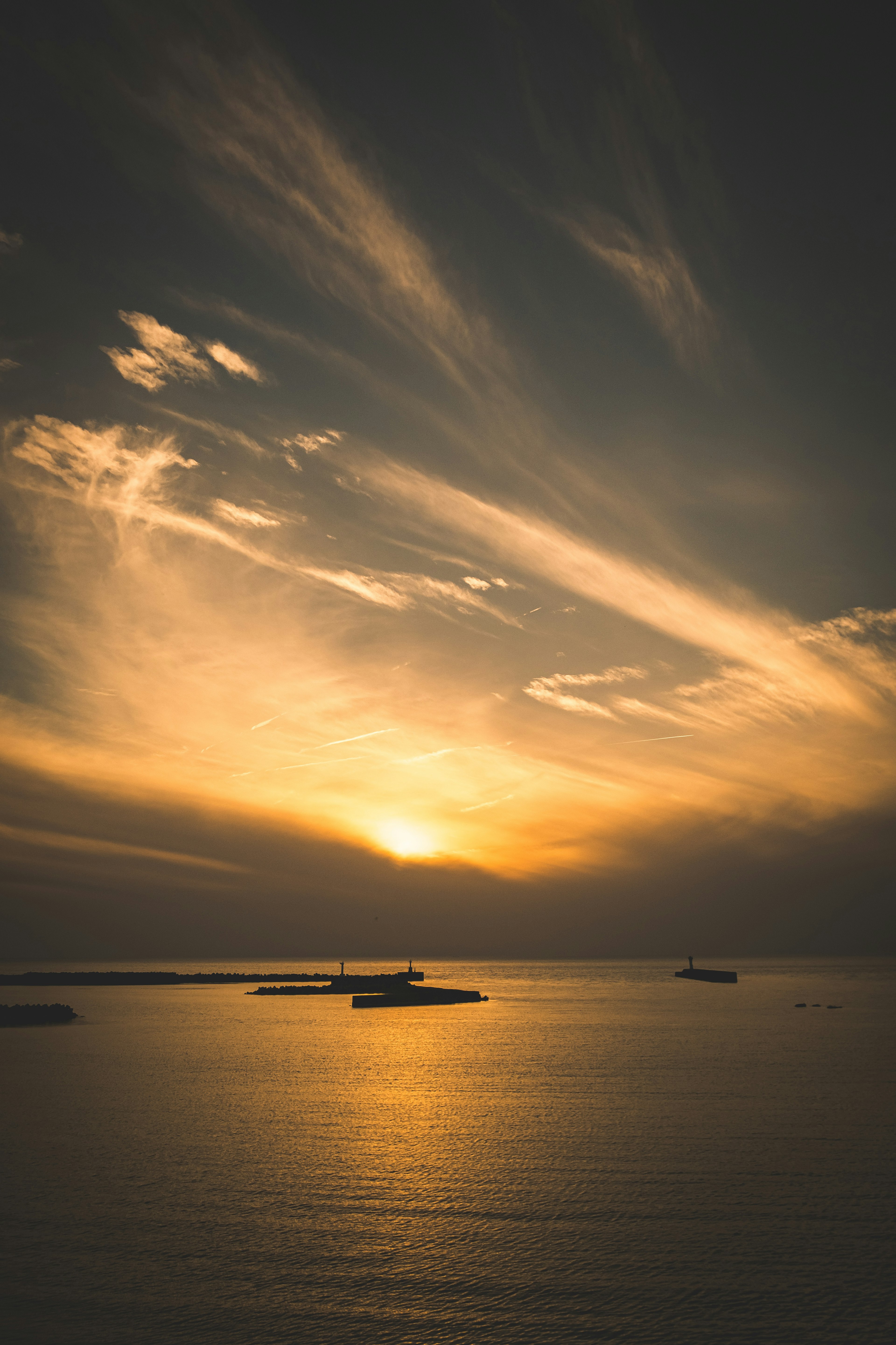 Beeindruckende Aussicht auf den Sonnenuntergang über dem Meer mit dramatischen Wolken