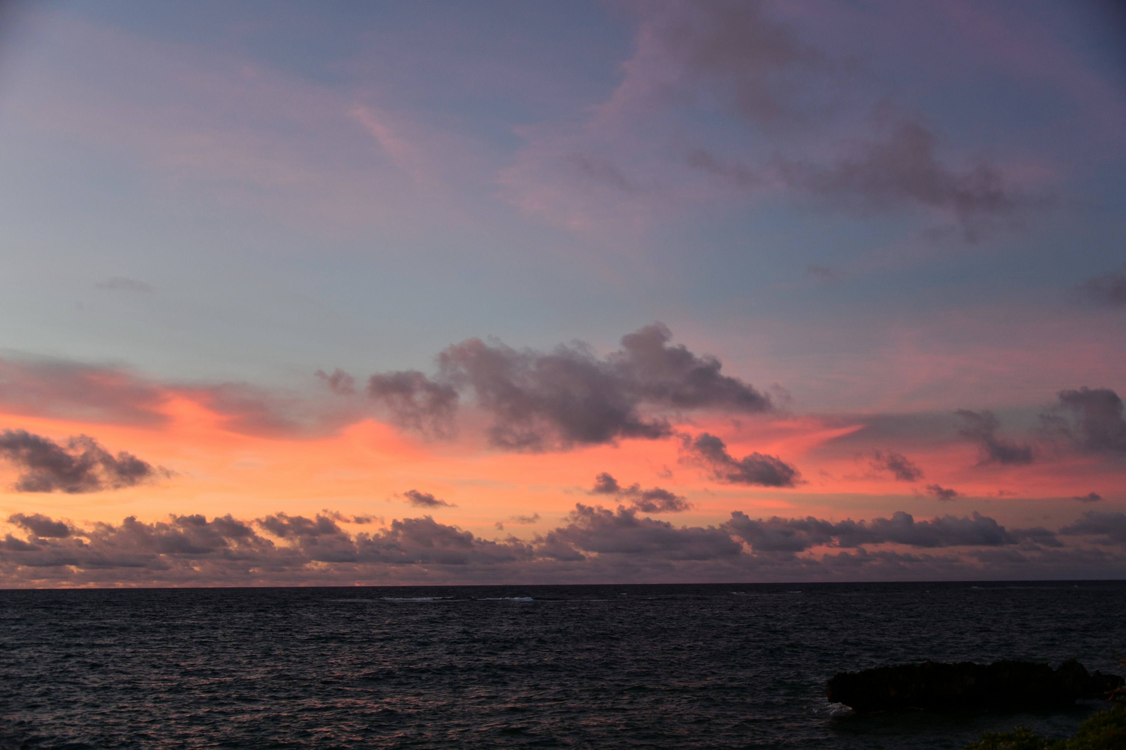 Wunderschöner Sonnenuntergangshimmel über dem Ozean