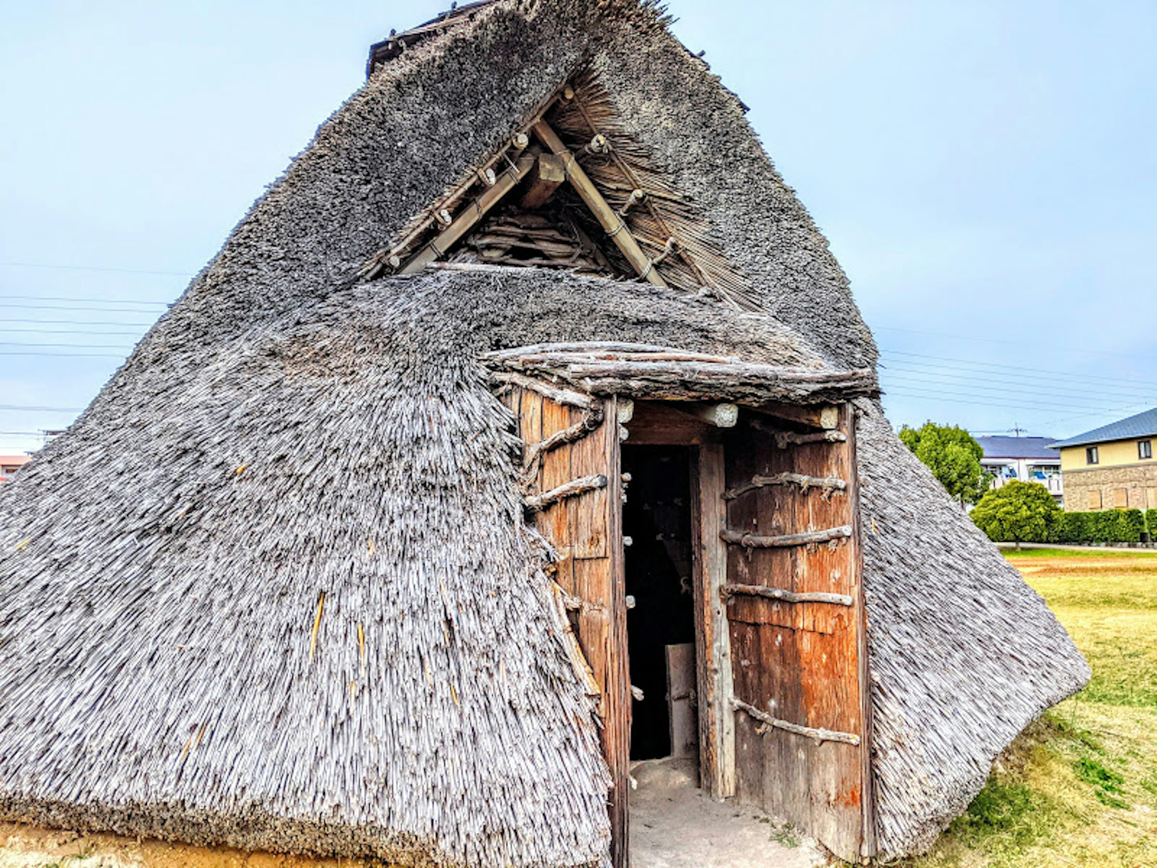 Hutte traditionnelle avec toit de chaume et porte en bois