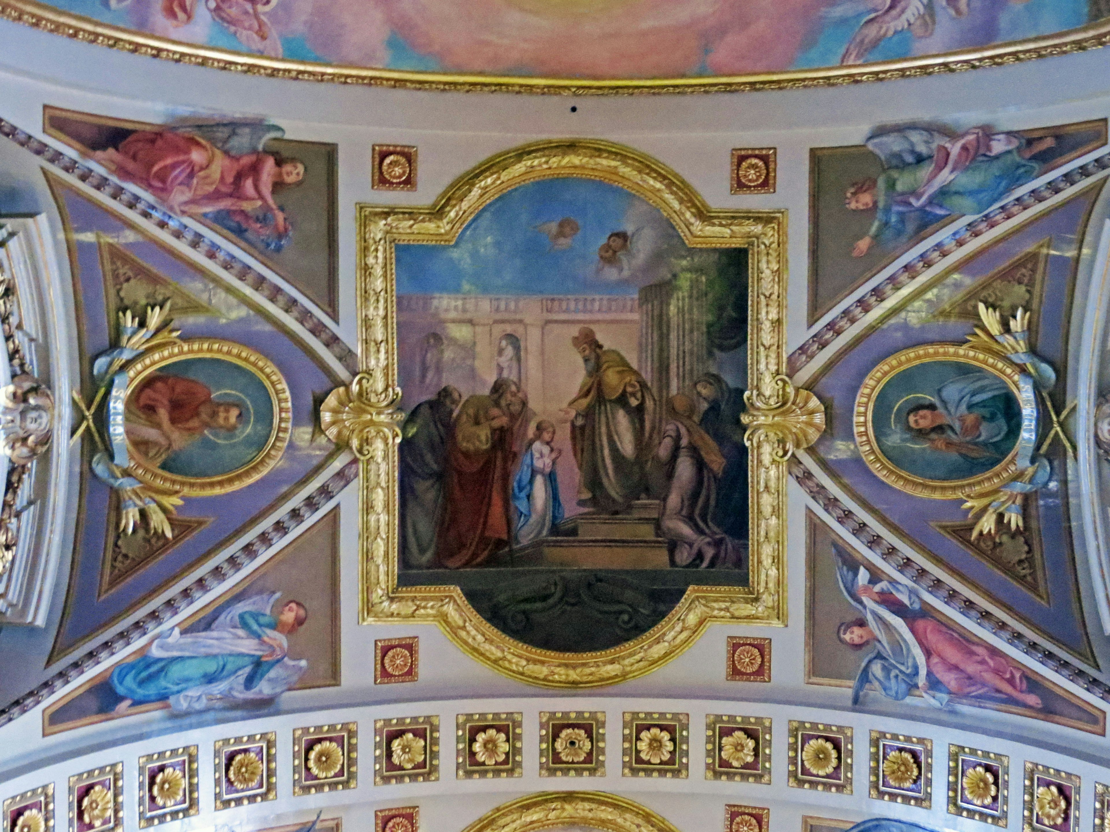 Detail fresco langit di gereja yang menampilkan warna cerah dan sosok