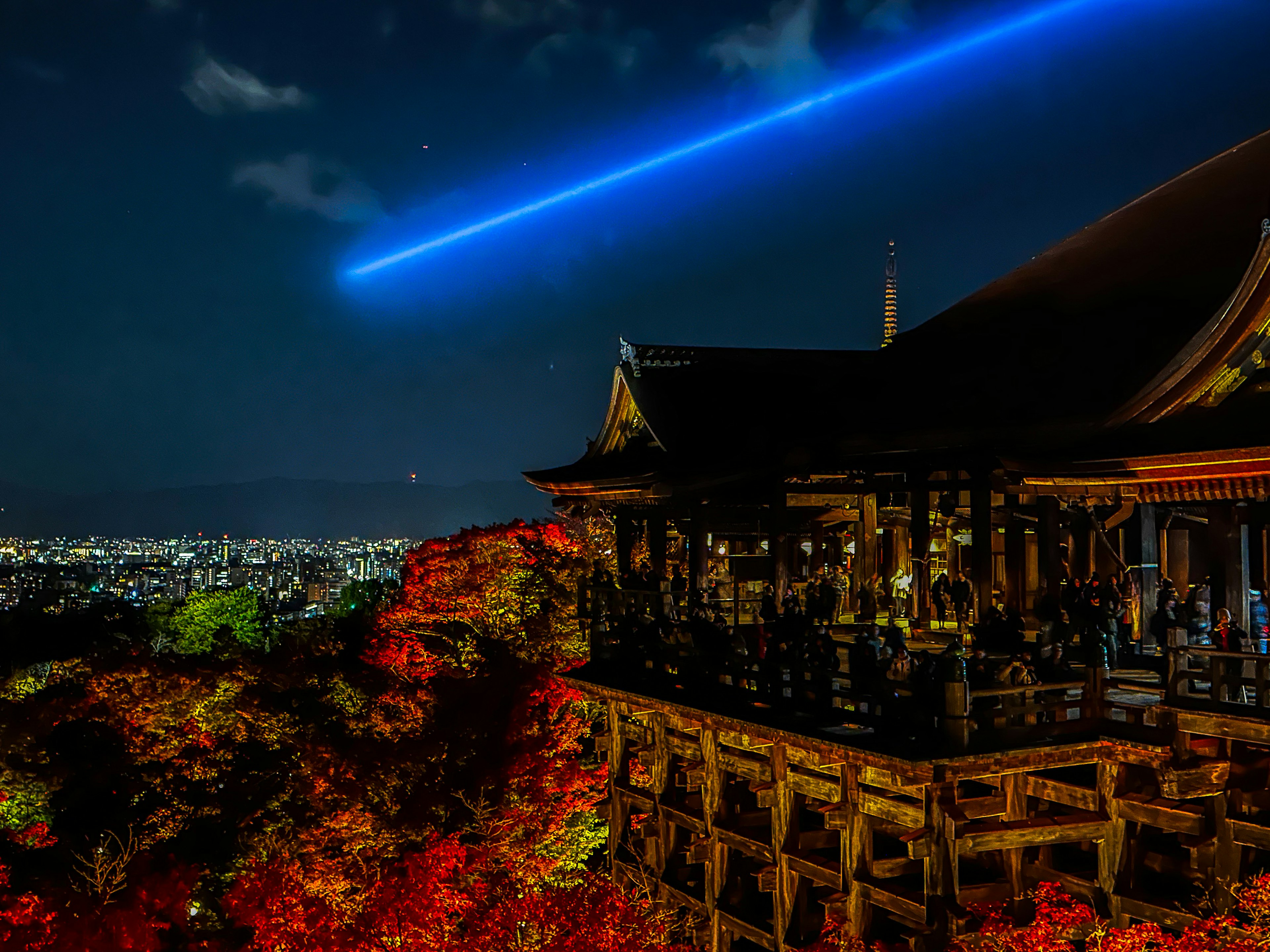 京都清水寺美丽景观，夜空中有蓝色光束