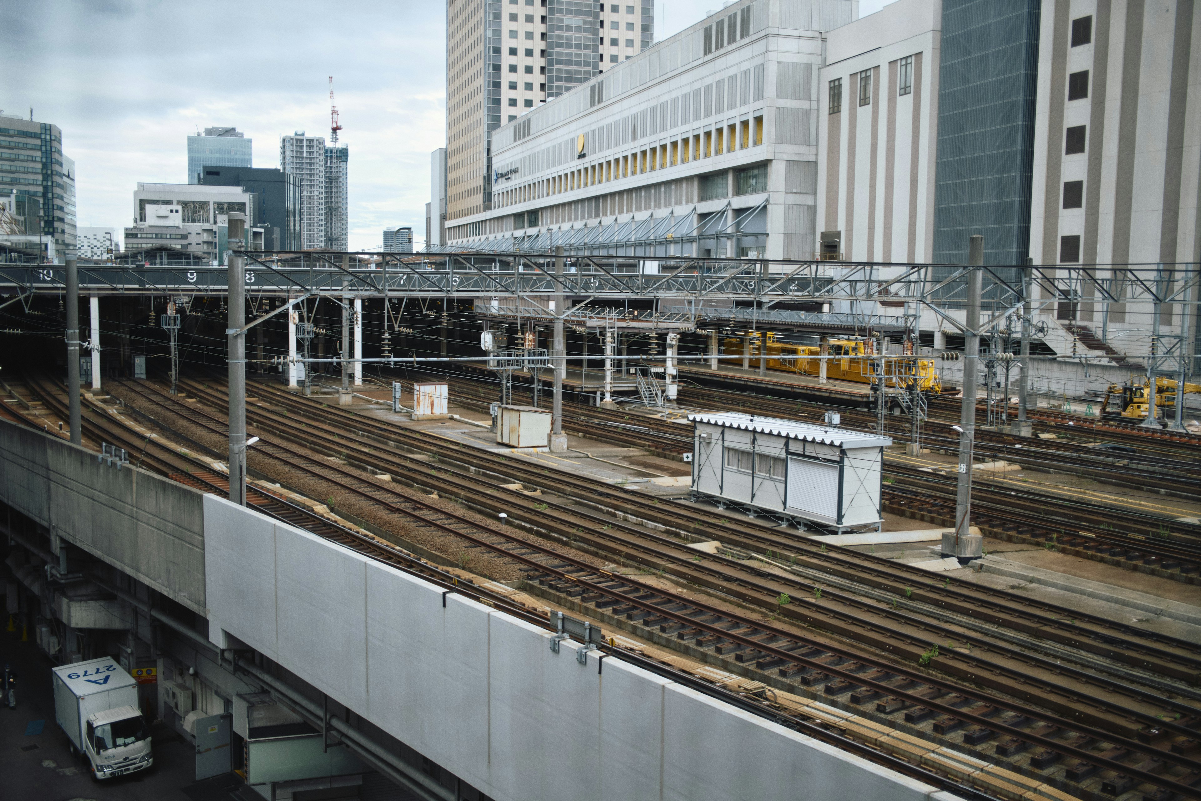 Vista delle rotaie ferroviarie con edifici urbani sullo sfondo