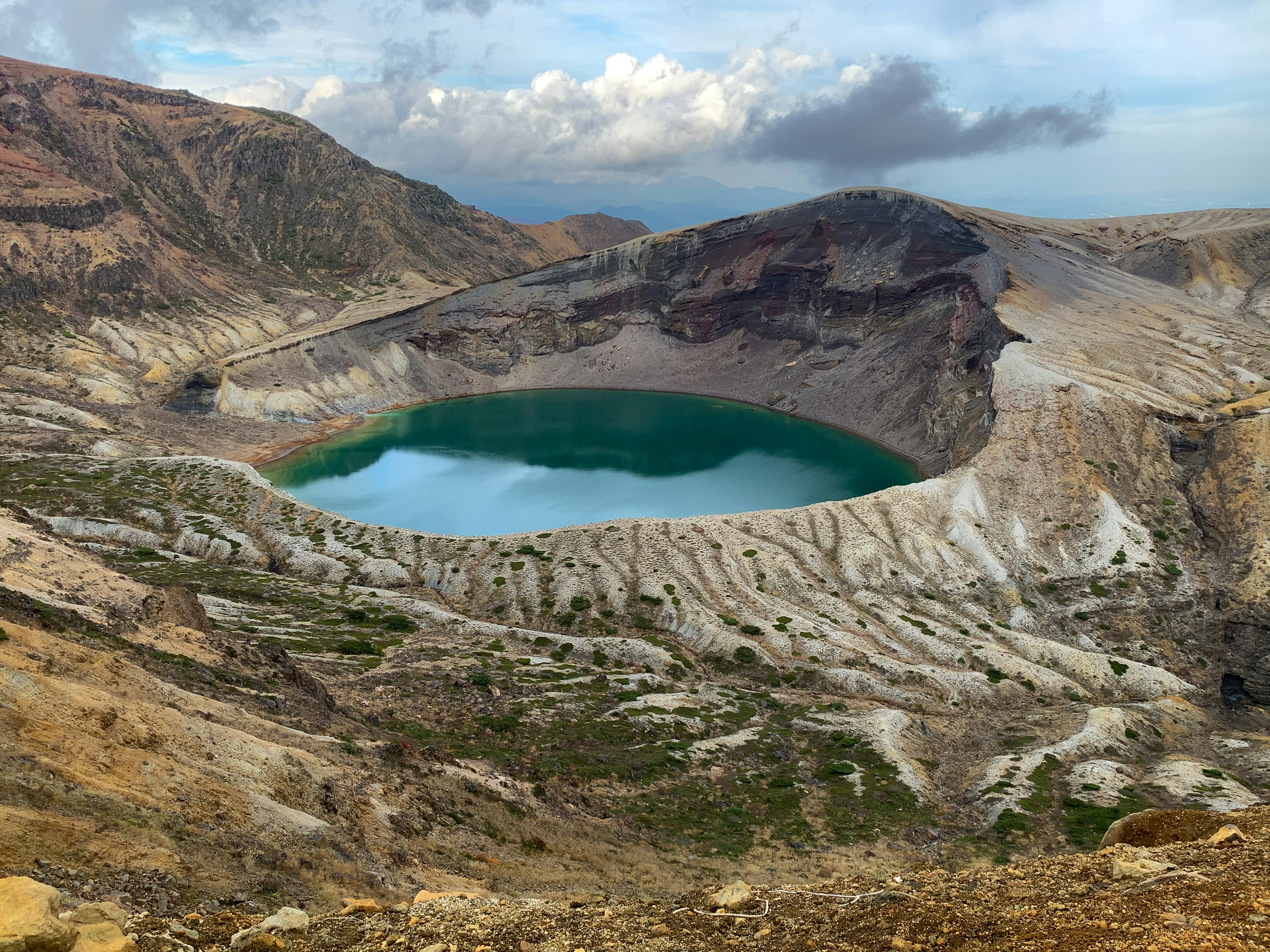 Cratere vulcanico con un bellissimo lago verde