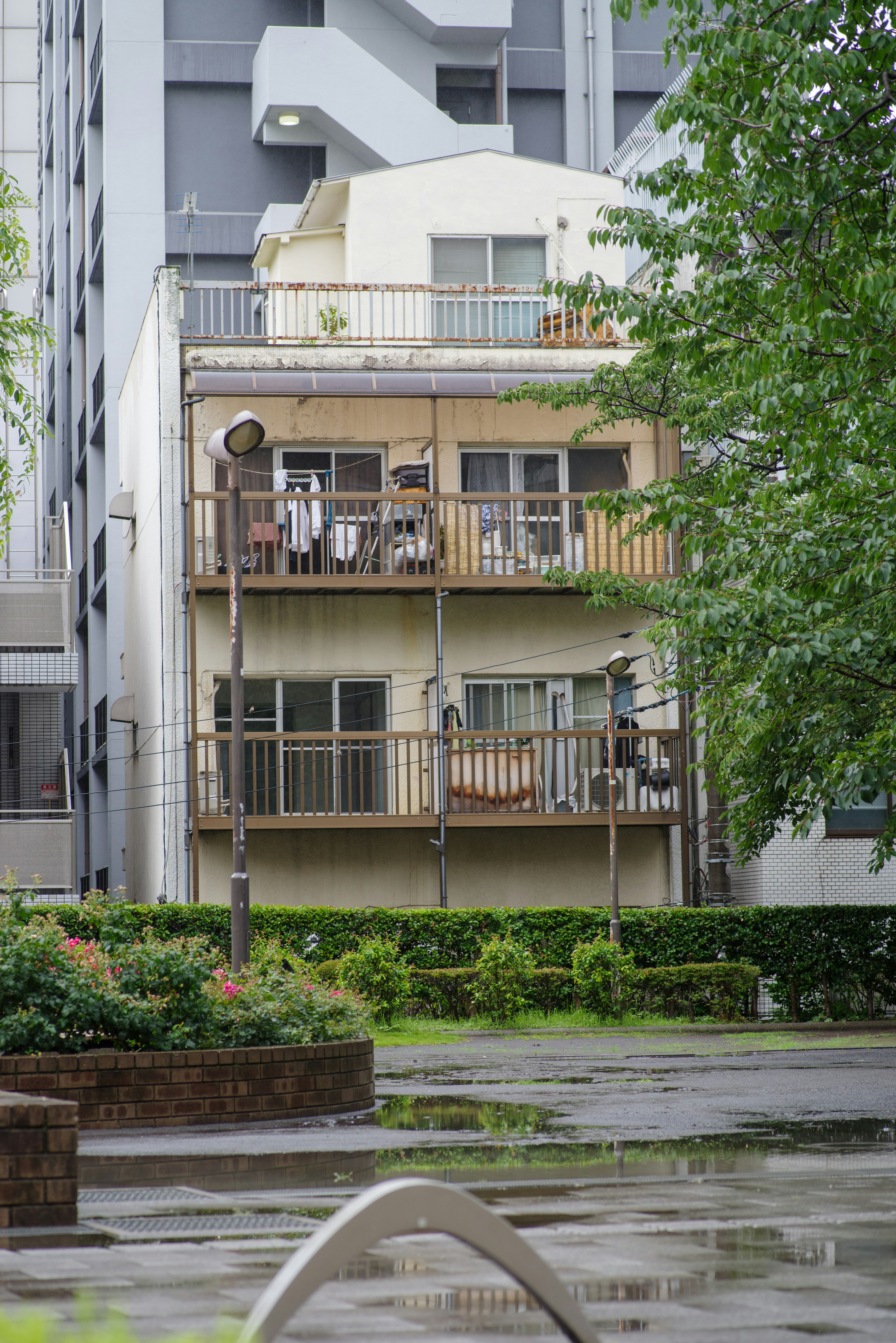 Vista di un vecchio edificio con bucato steso sul balcone