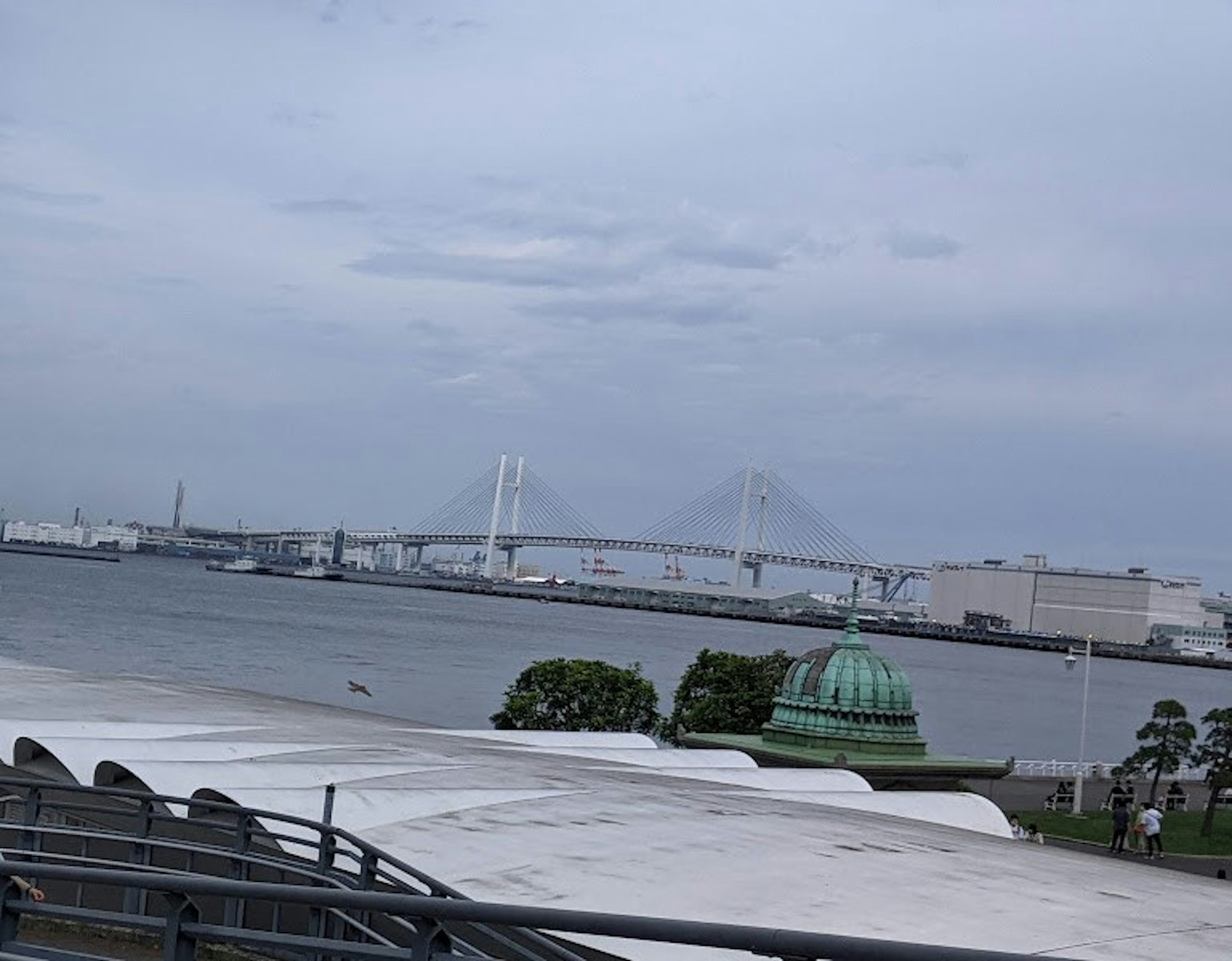 Pemandangan Yokohama dengan Jembatan Teluk dan laut pada hari yang cerah