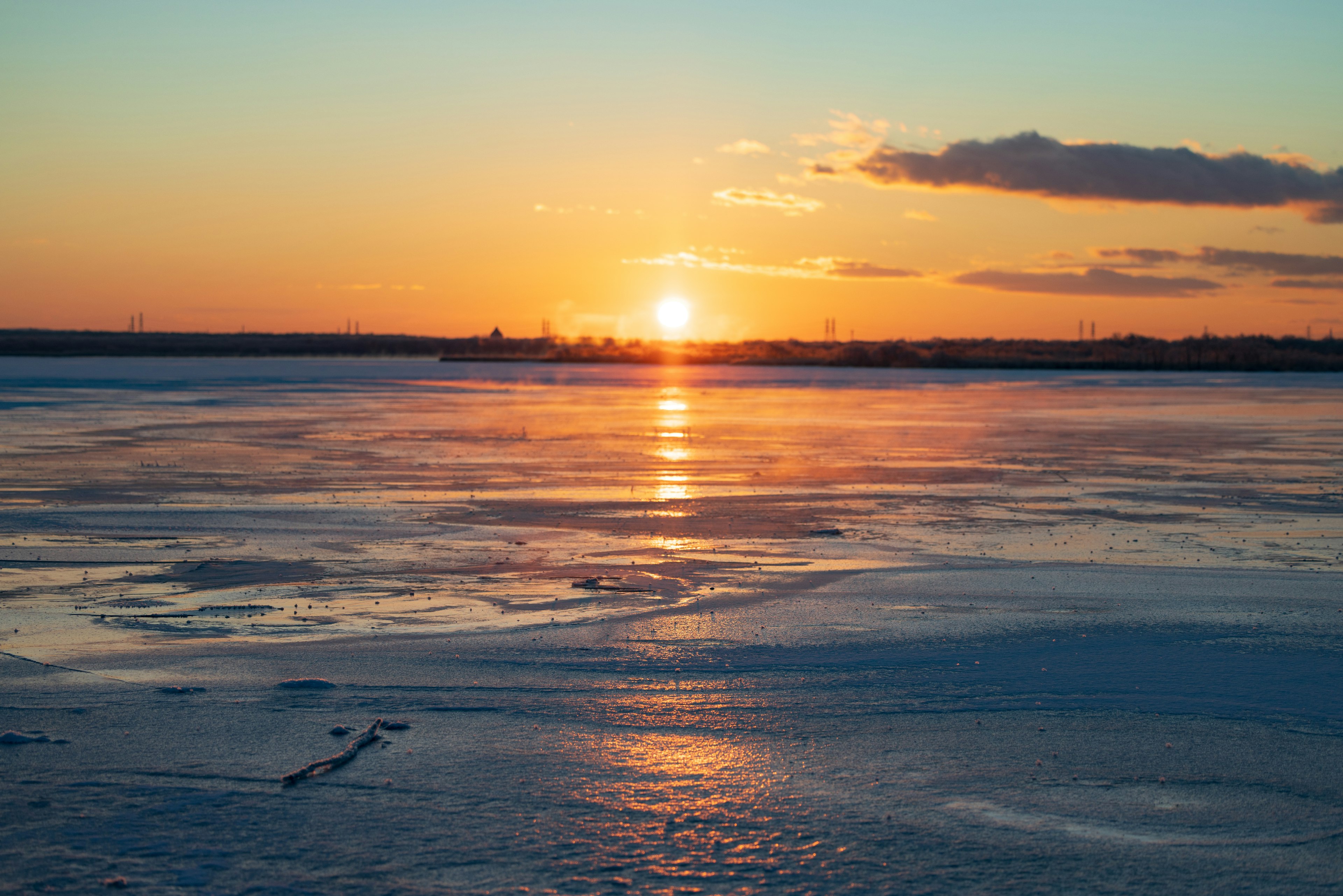 Schöner Sonnenuntergang, der sich auf der Eisoberfläche spiegelt