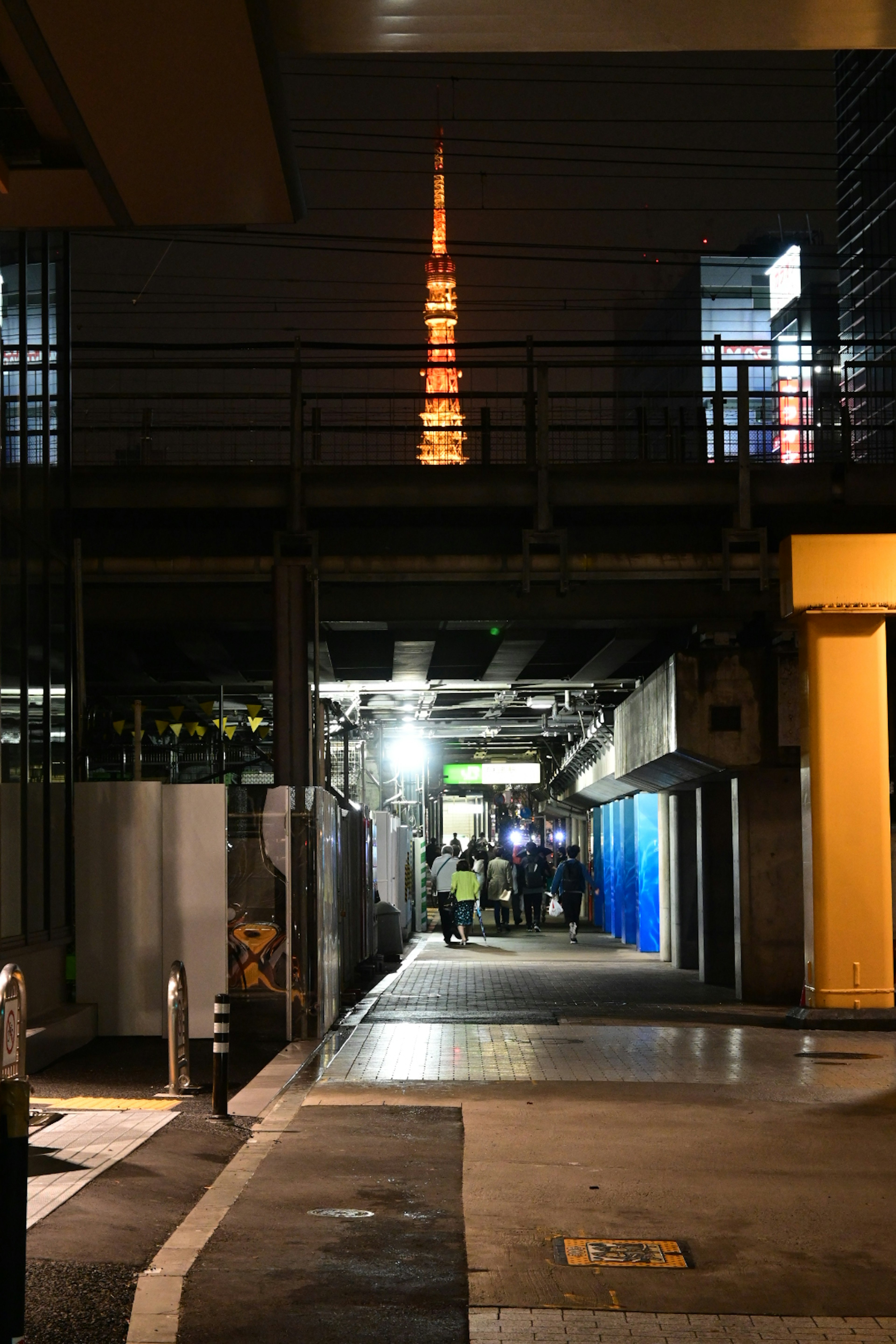 Vue nocturne de rue avec la Tour de Tokyo en arrière-plan