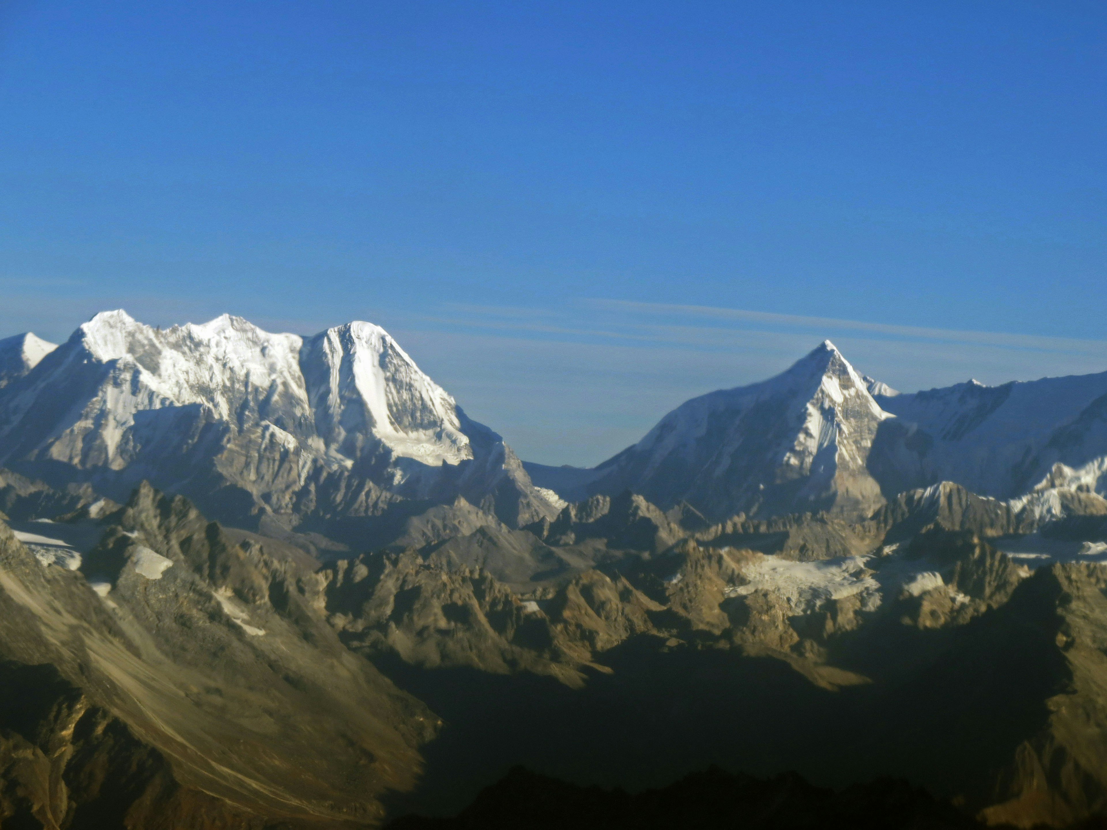 Schneebedeckte Berge unter einem klaren blauen Himmel