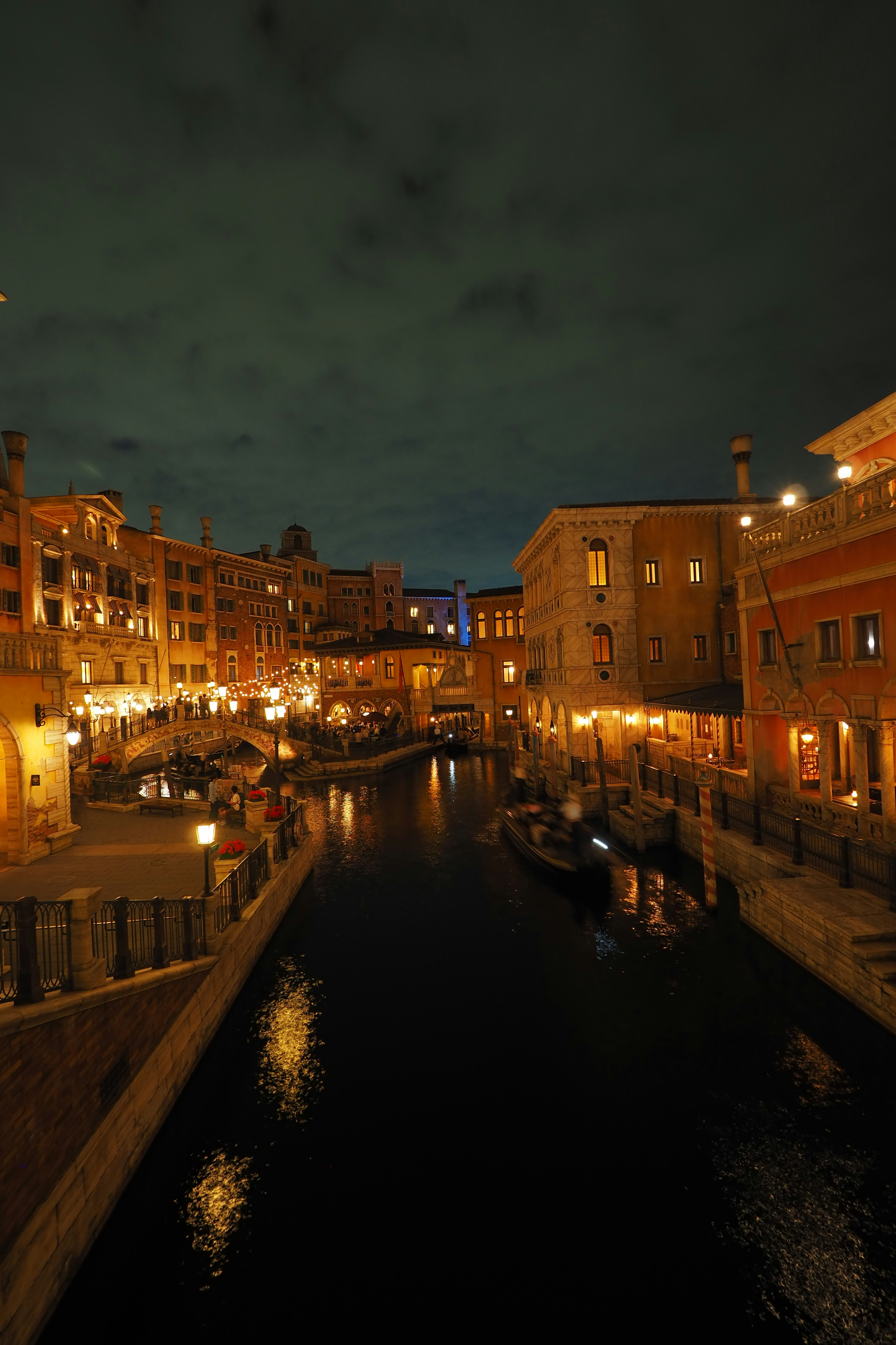 Vista escénica de un canal con edificios iluminados por la noche