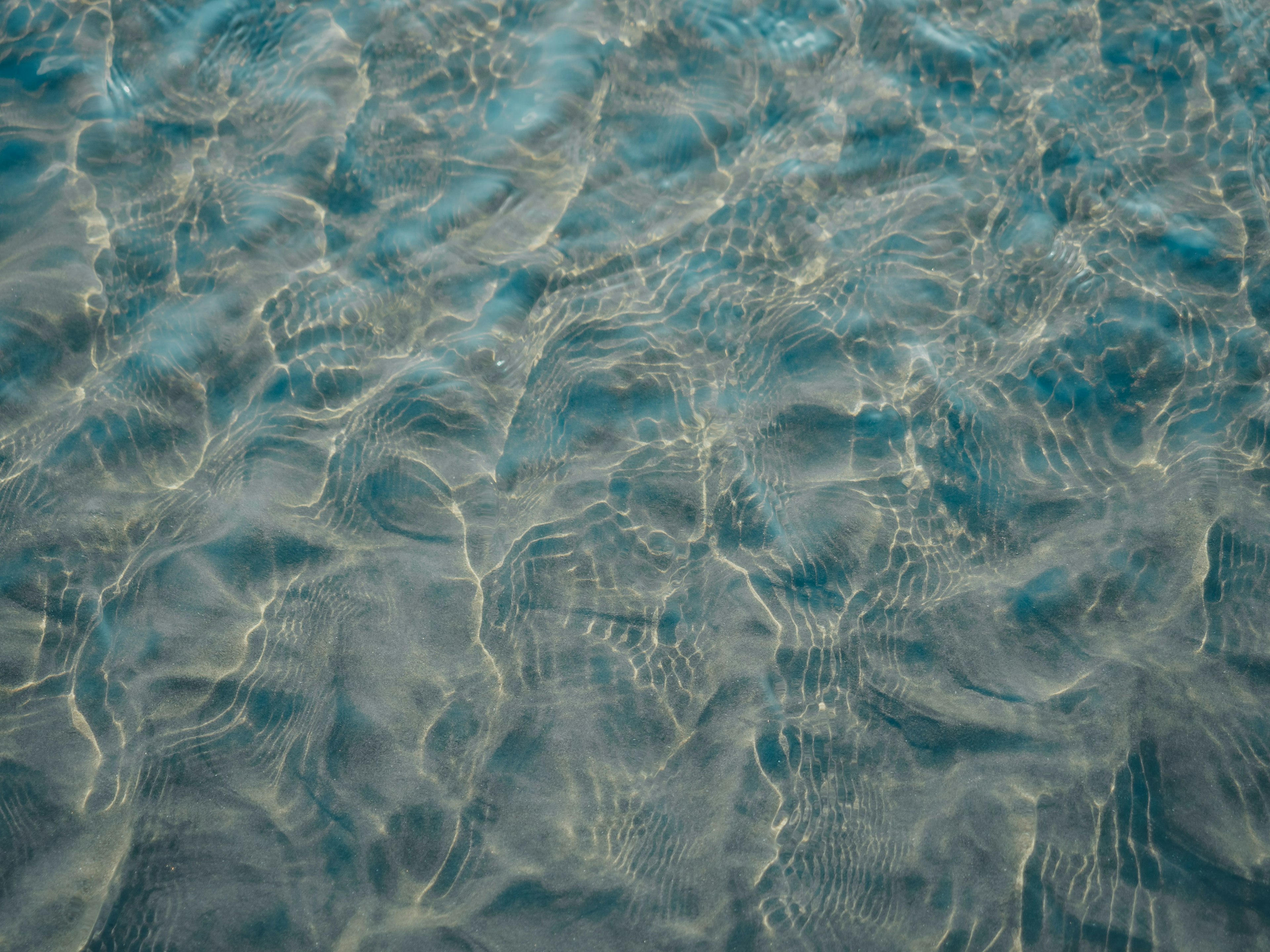 Image d'eau claire avec de belles ondulations à la surface
