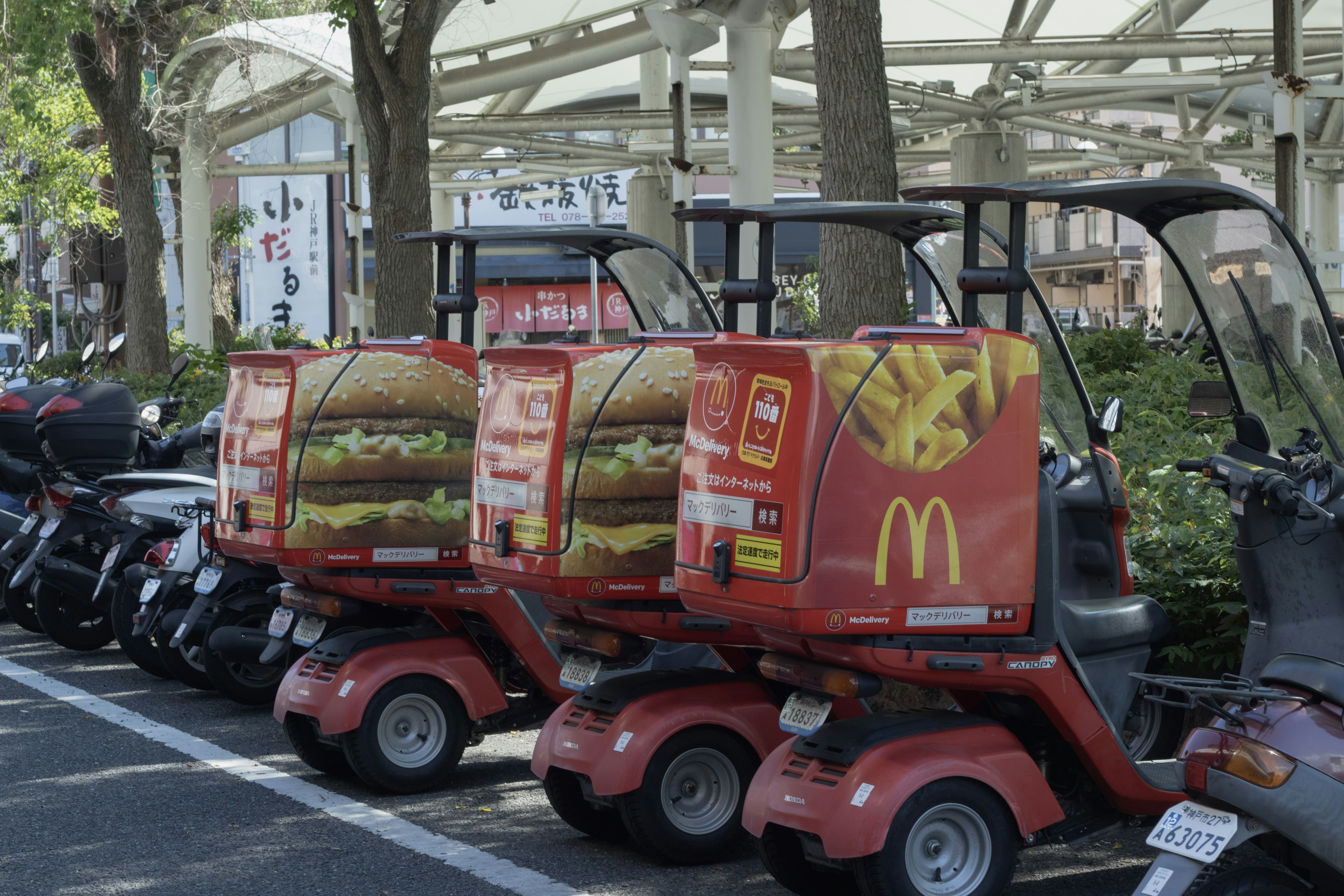 Veicoli di consegna rossi con il marchio McDonald's parcheggiati in fila