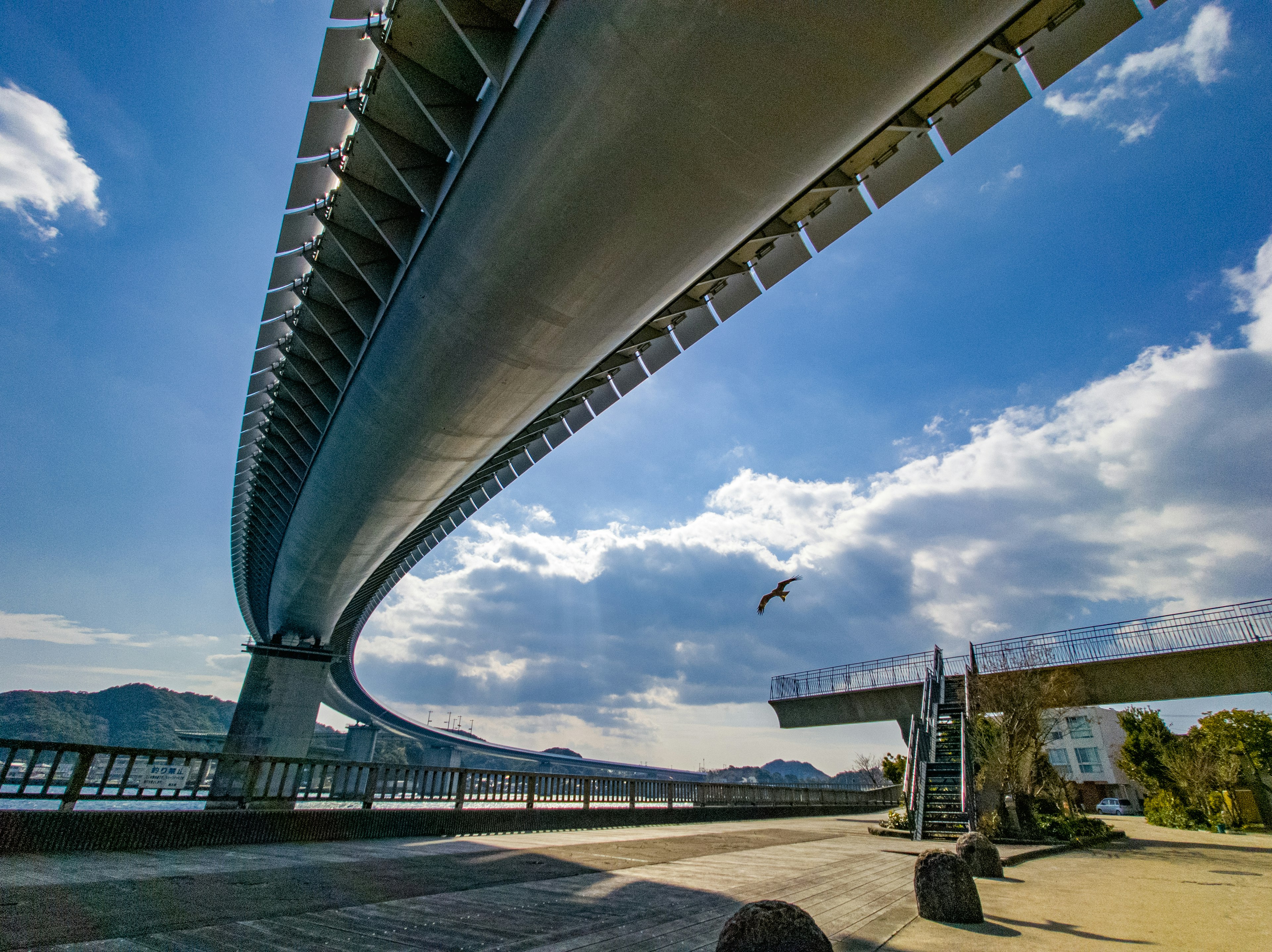 Pont au design futuriste s'étend sous un ciel bleu