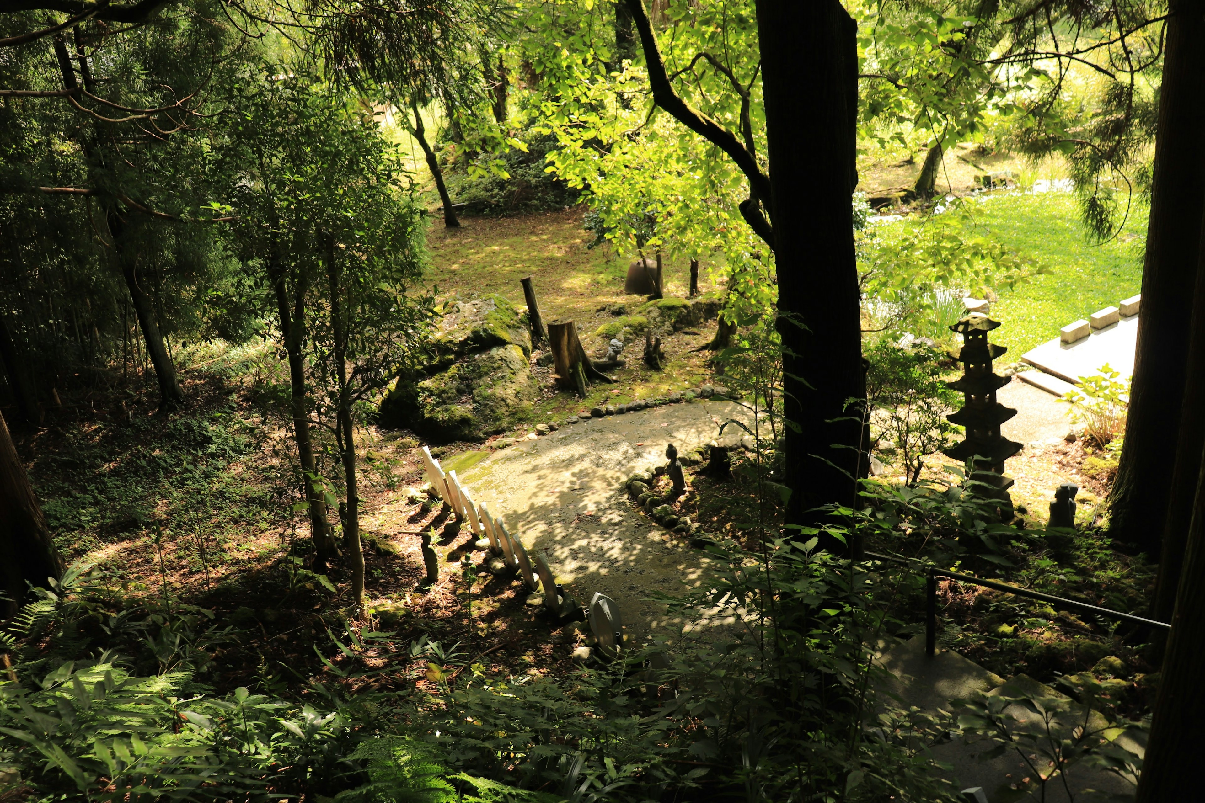 Vista panoramica di scalini in pietra e giardino in una foresta verdeggiante