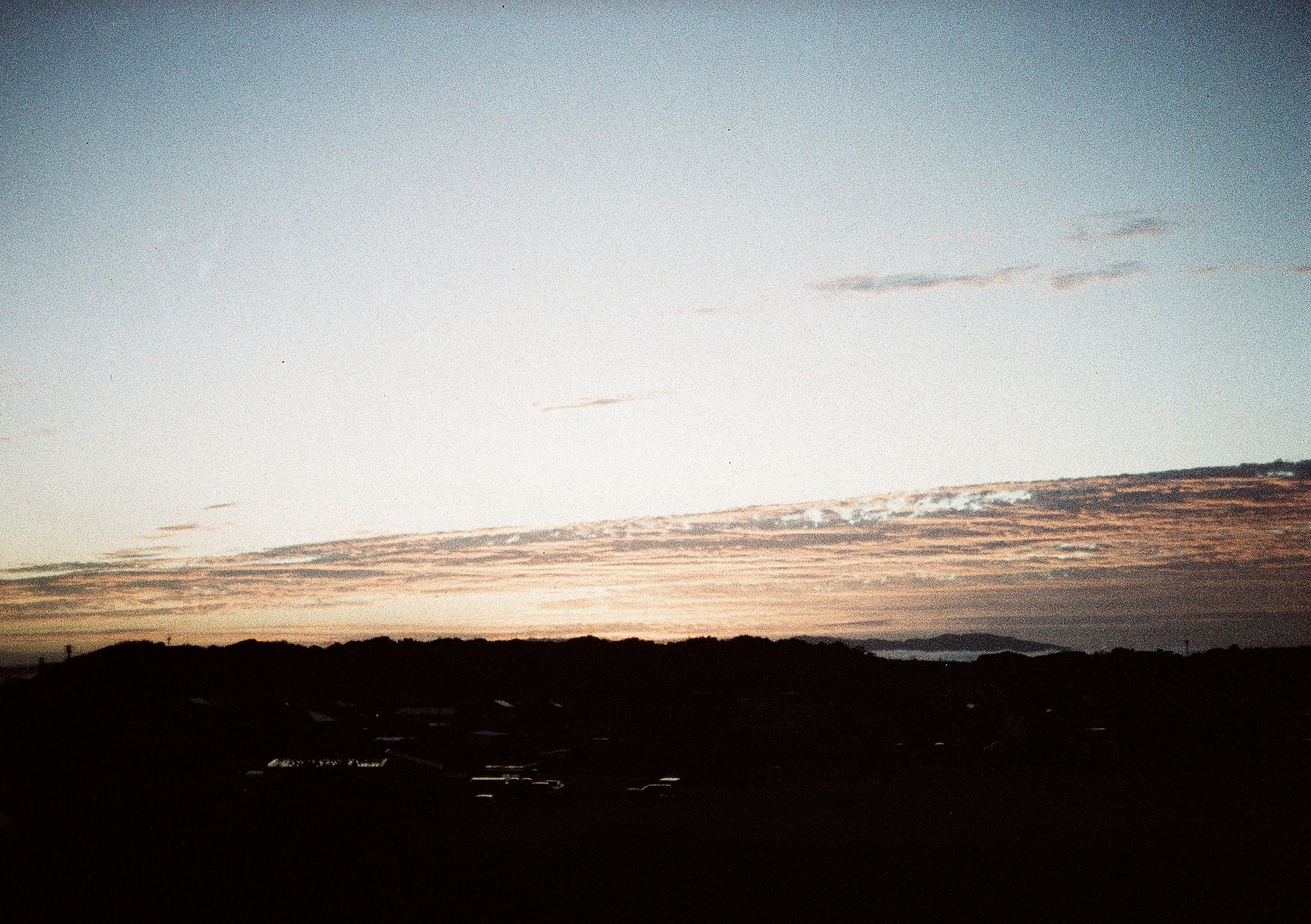 Cielo de atardecer con silueta de montañas