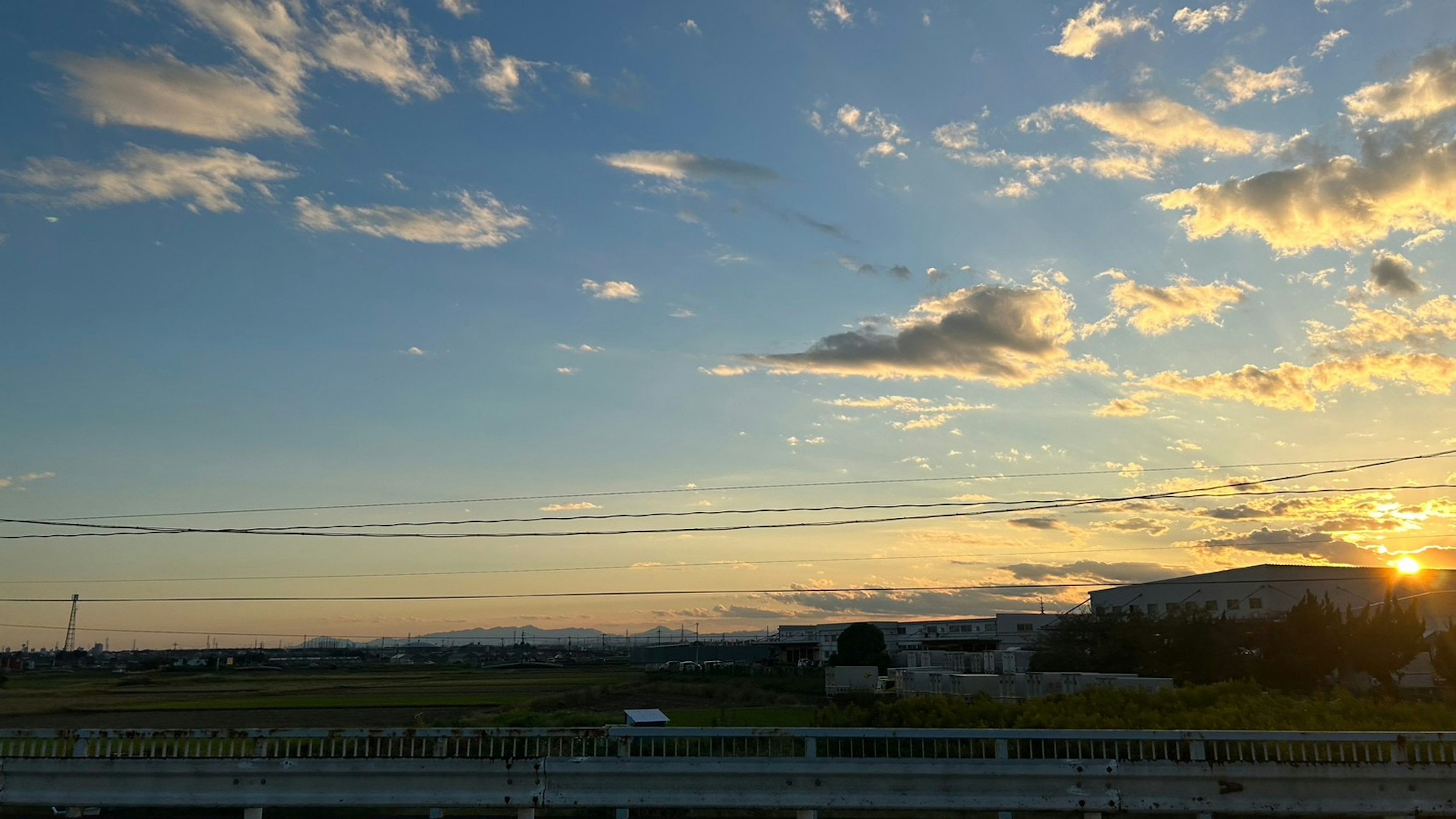 Pemandangan langit senja dengan awan