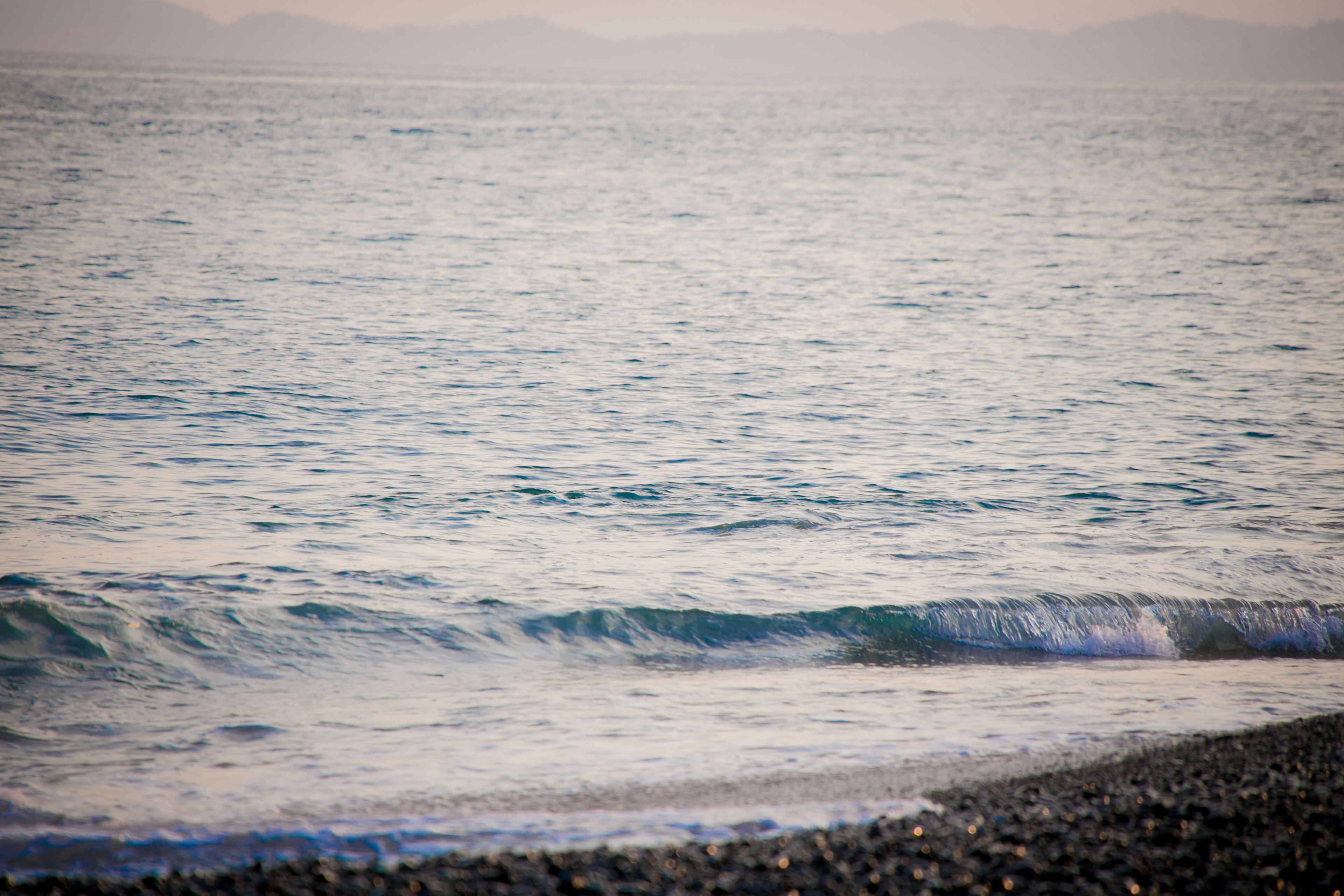 平静的海滩场景，有温和的波浪和宁静的海洋