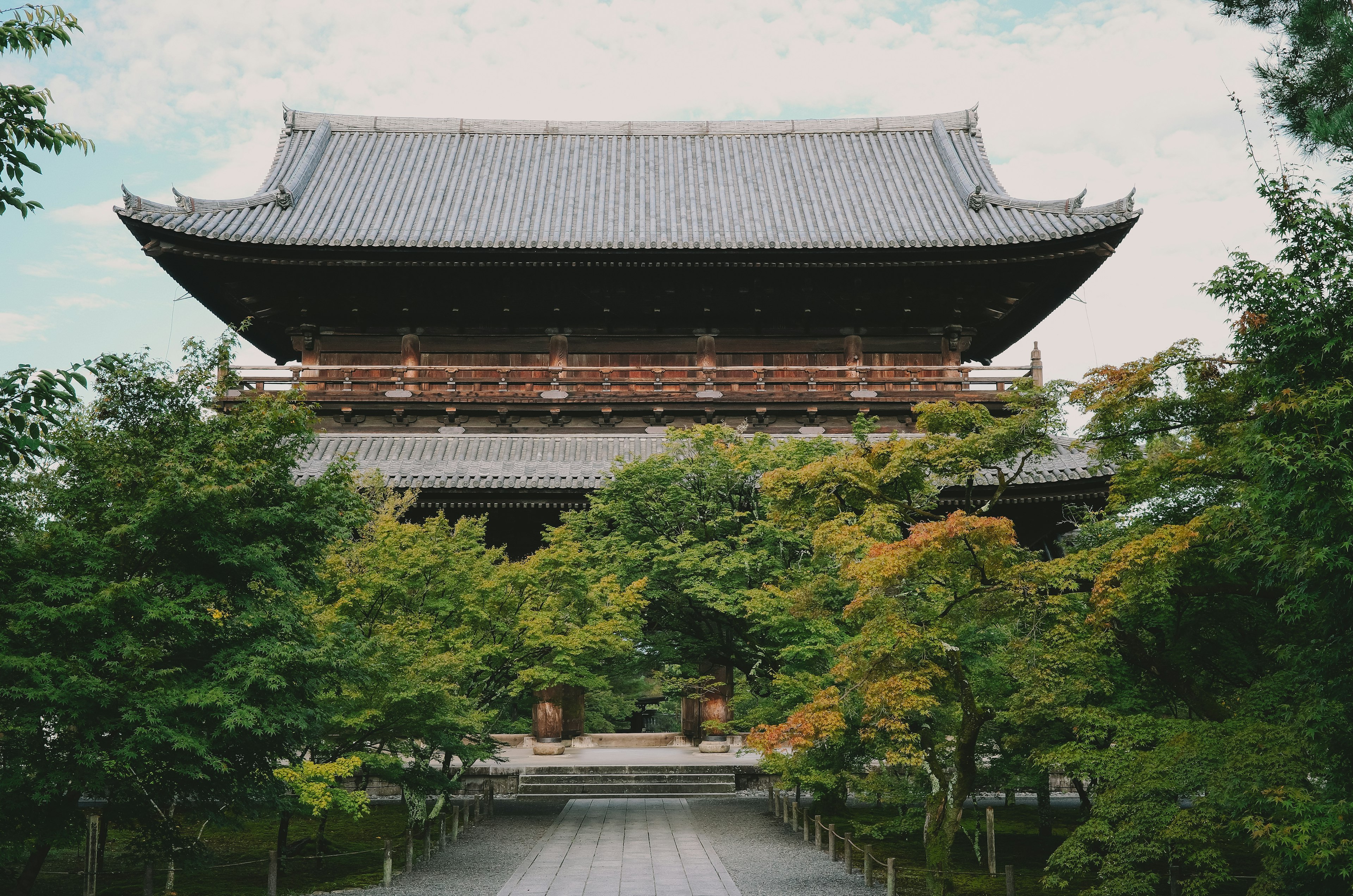 Traditionelles japanisches Tempelgebäude umgeben von Grün mit einem schönen Dach und einer Holzstruktur