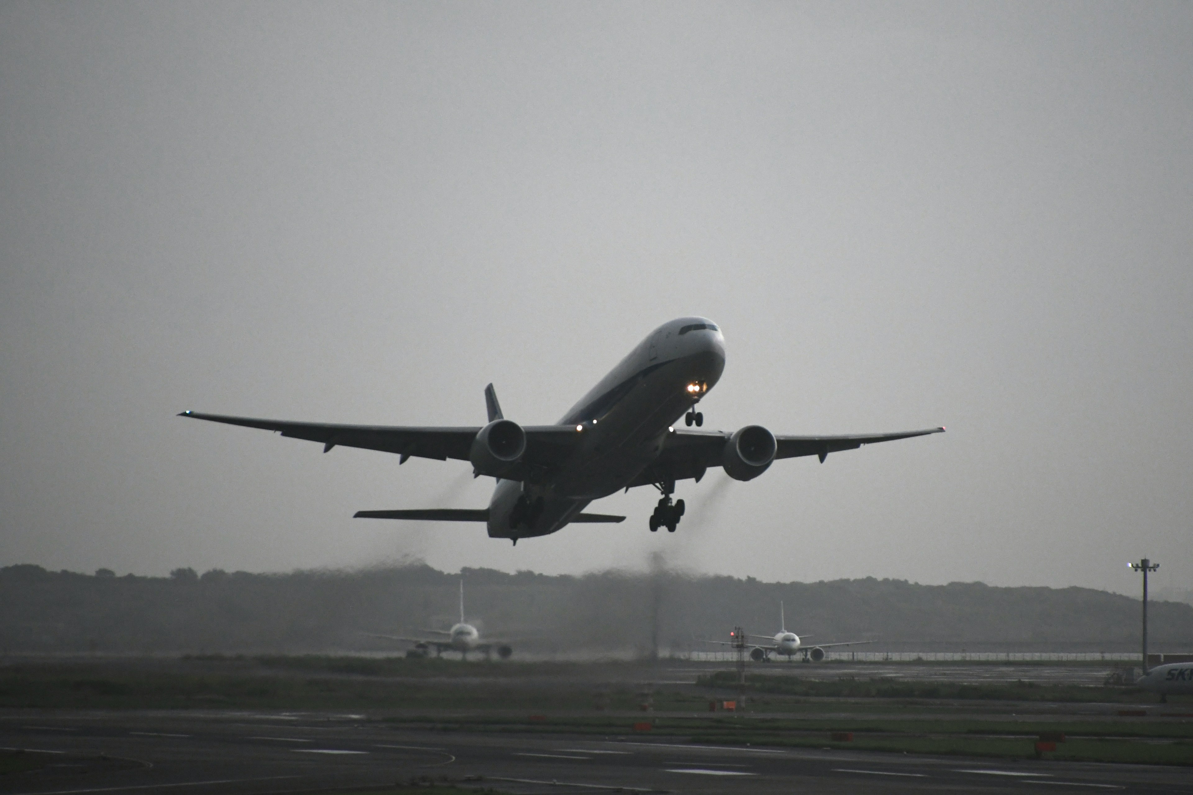 空港で離陸する旅客機のシルエット