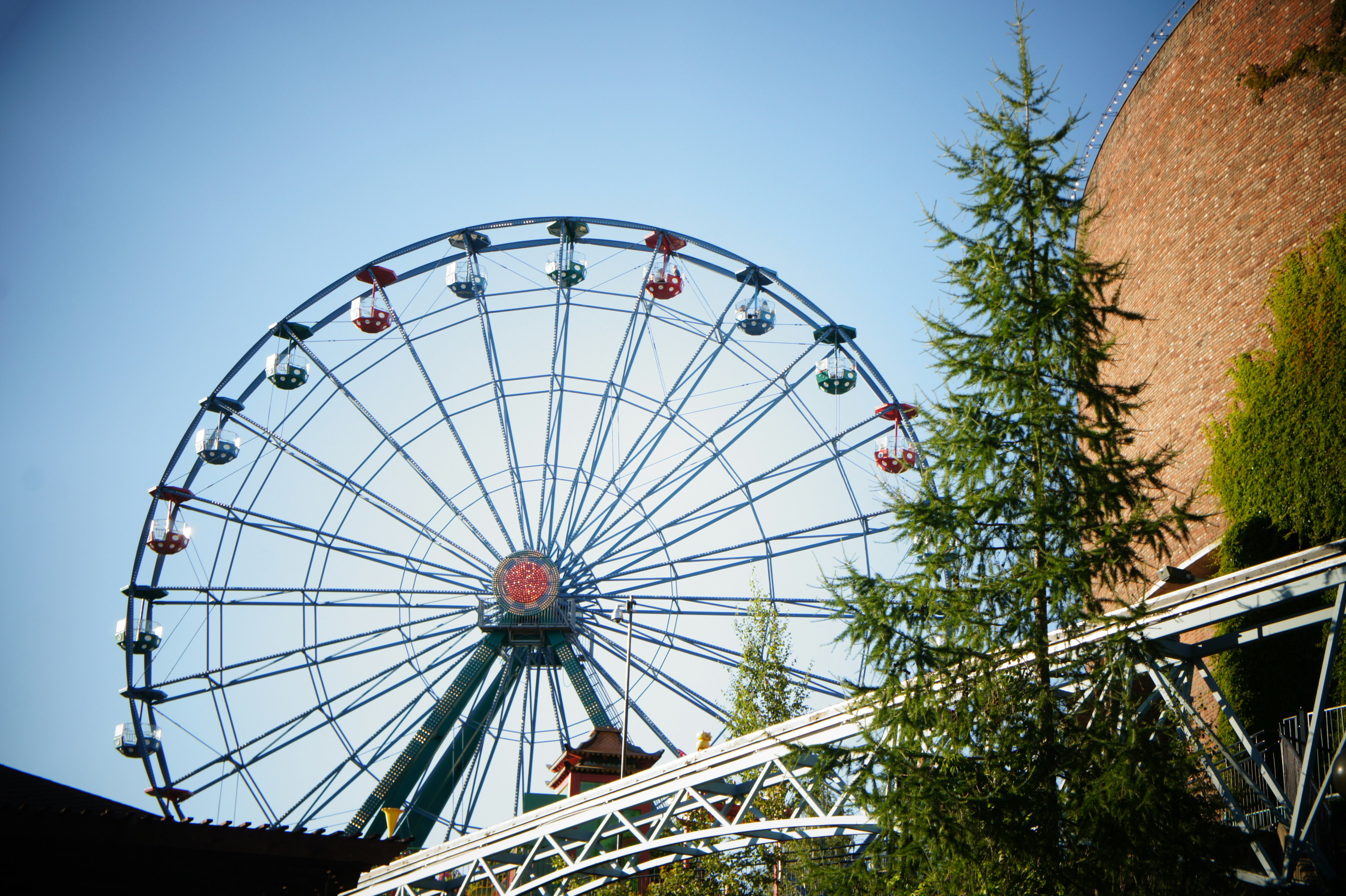 Riesenrad vor klarem blauen Himmel