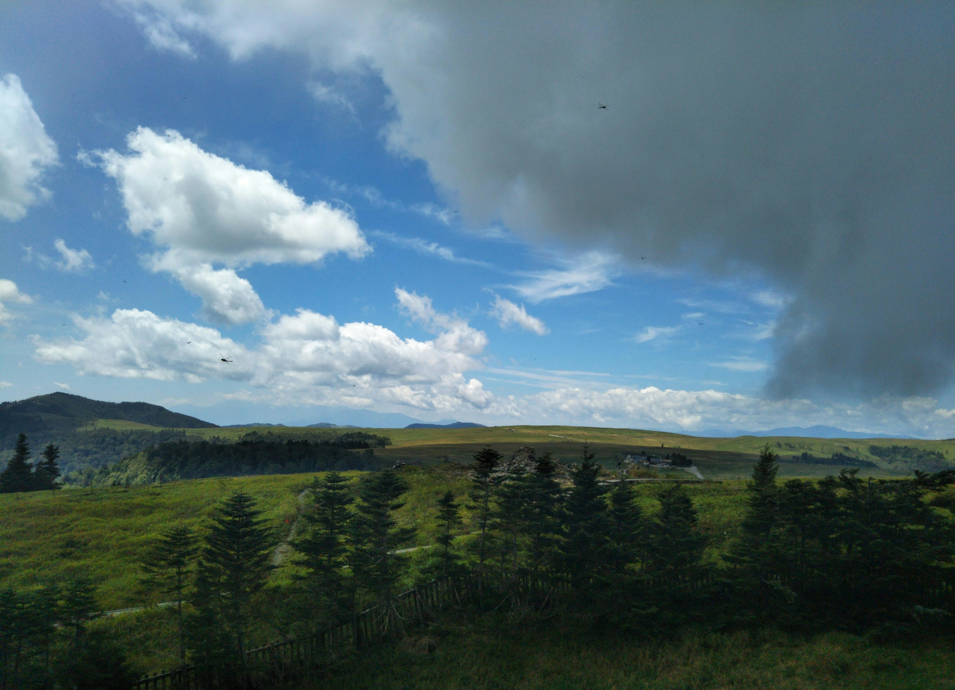 Collines verdoyantes avec un ciel bleu et des nuages en arrière-plan