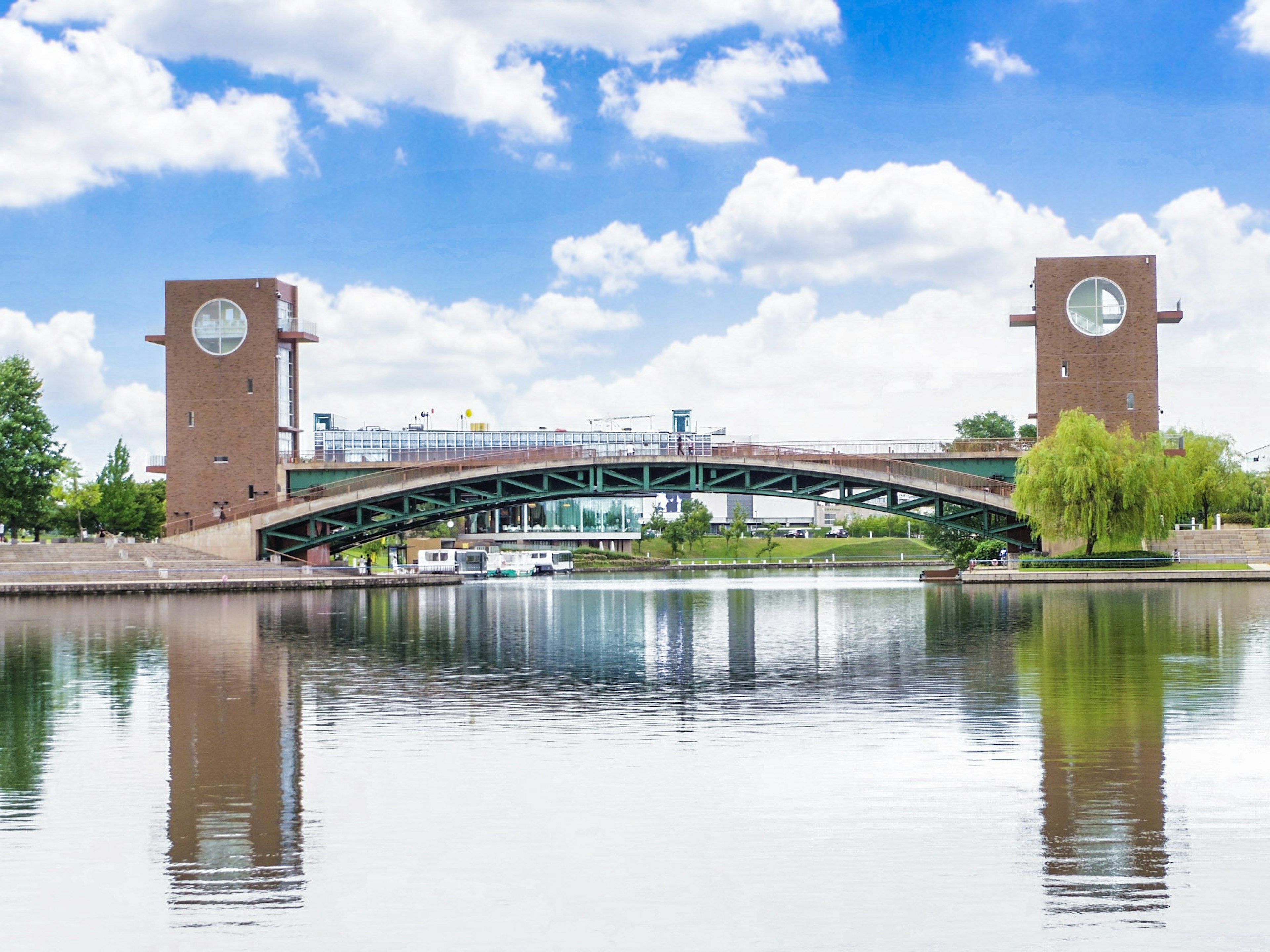 Pont avec des tours de l'horloge au-dessus d'une rivière calme sous un ciel bleu