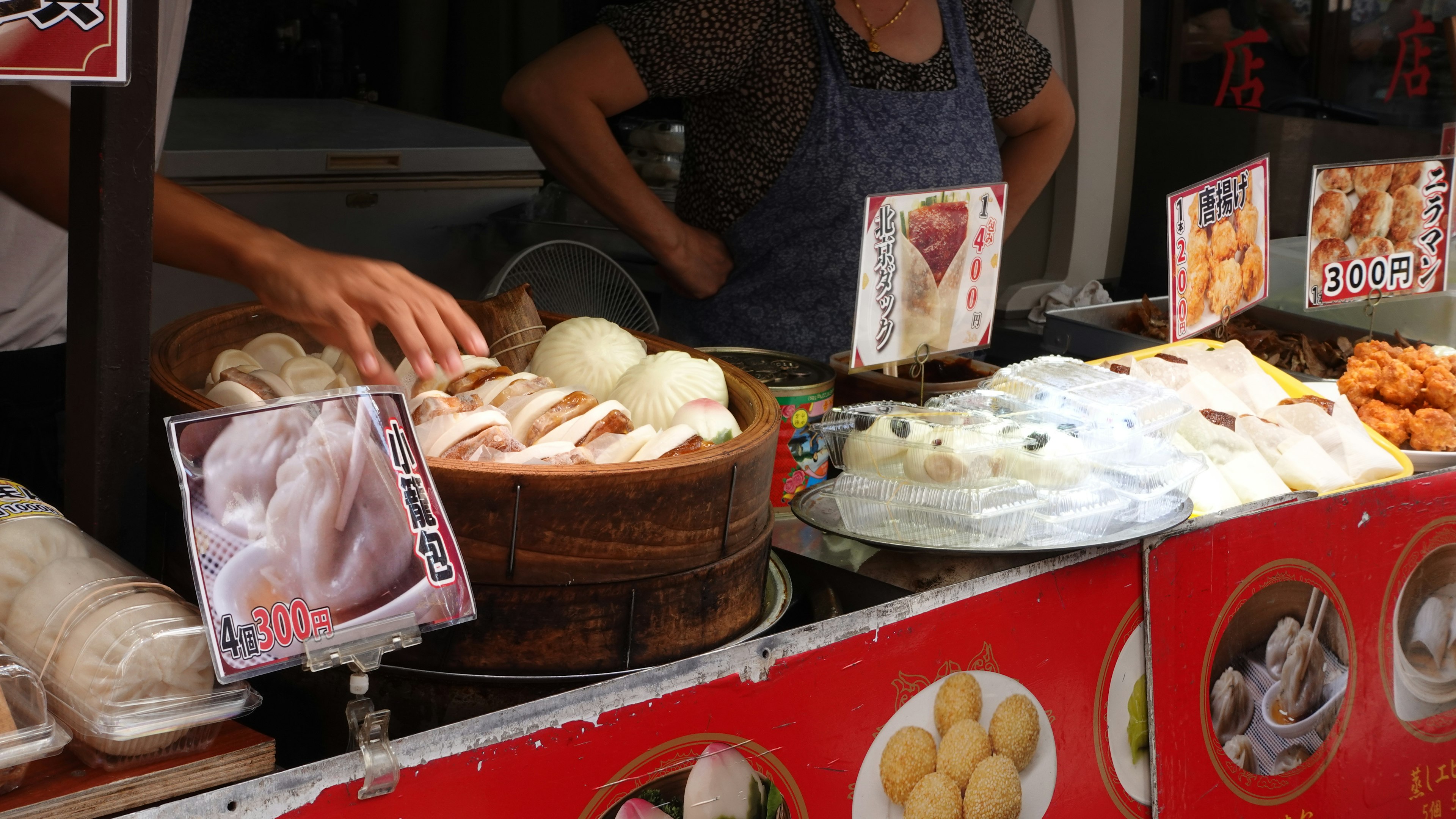 Pedagang kaki lima yang menampilkan berbagai dim sum dan bun kukus