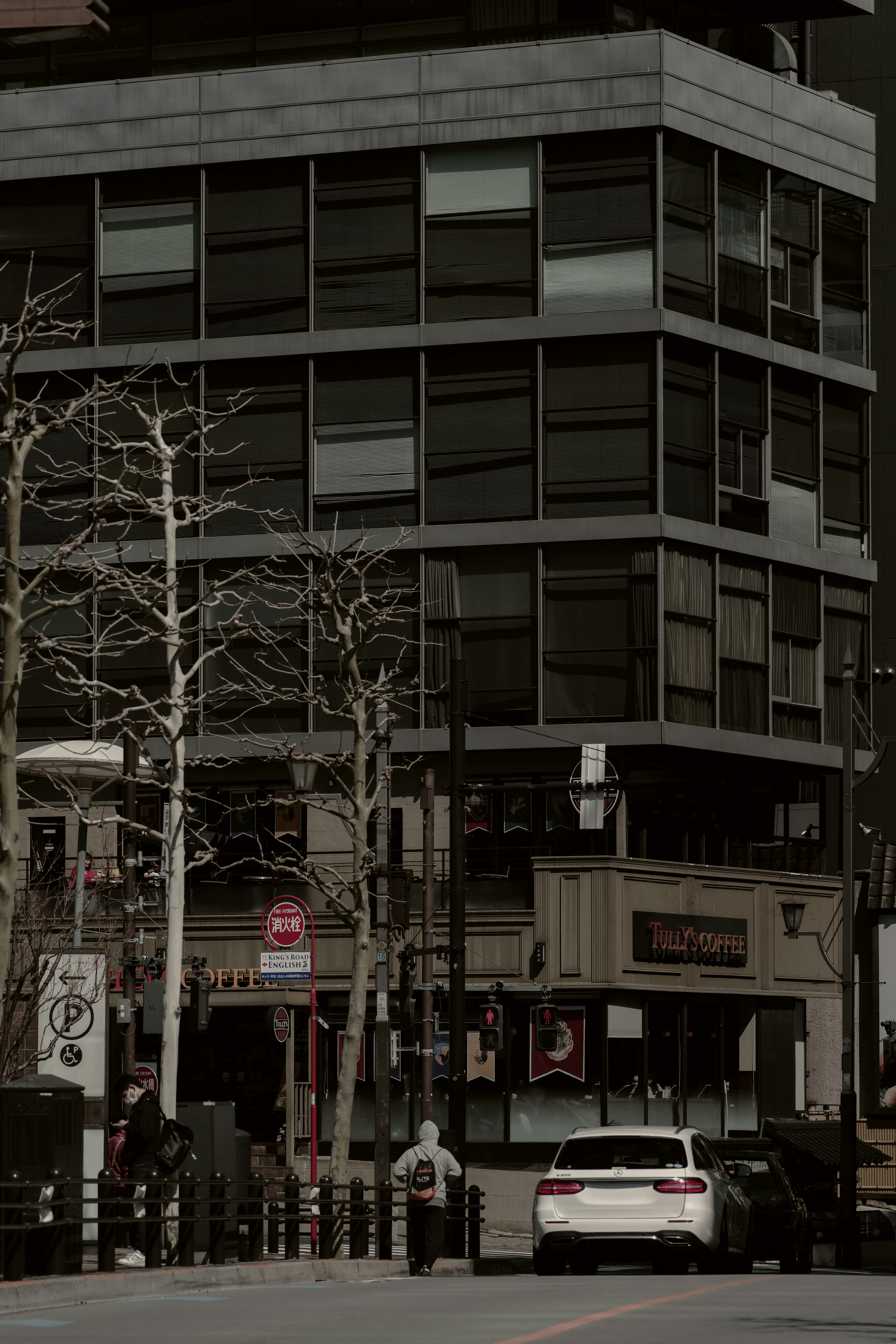 Escena urbana con un edificio moderno y actividad en la calle