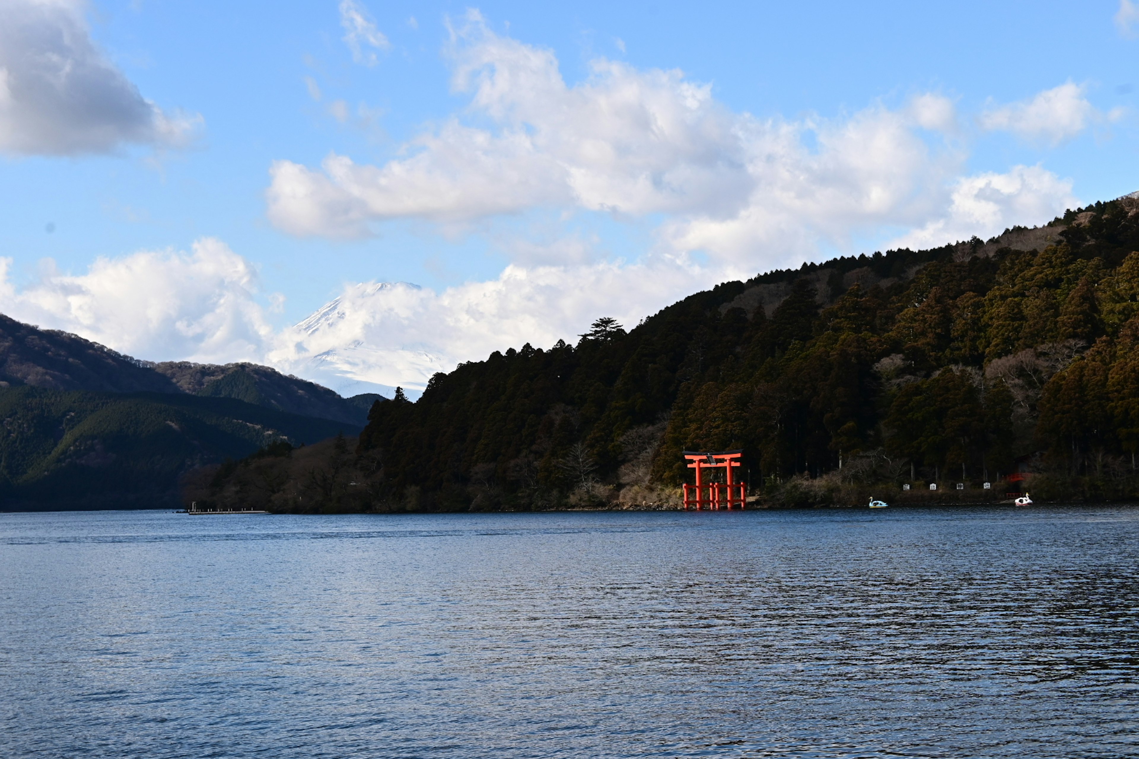 湖邊的紅色鳥居，四周環繞著山