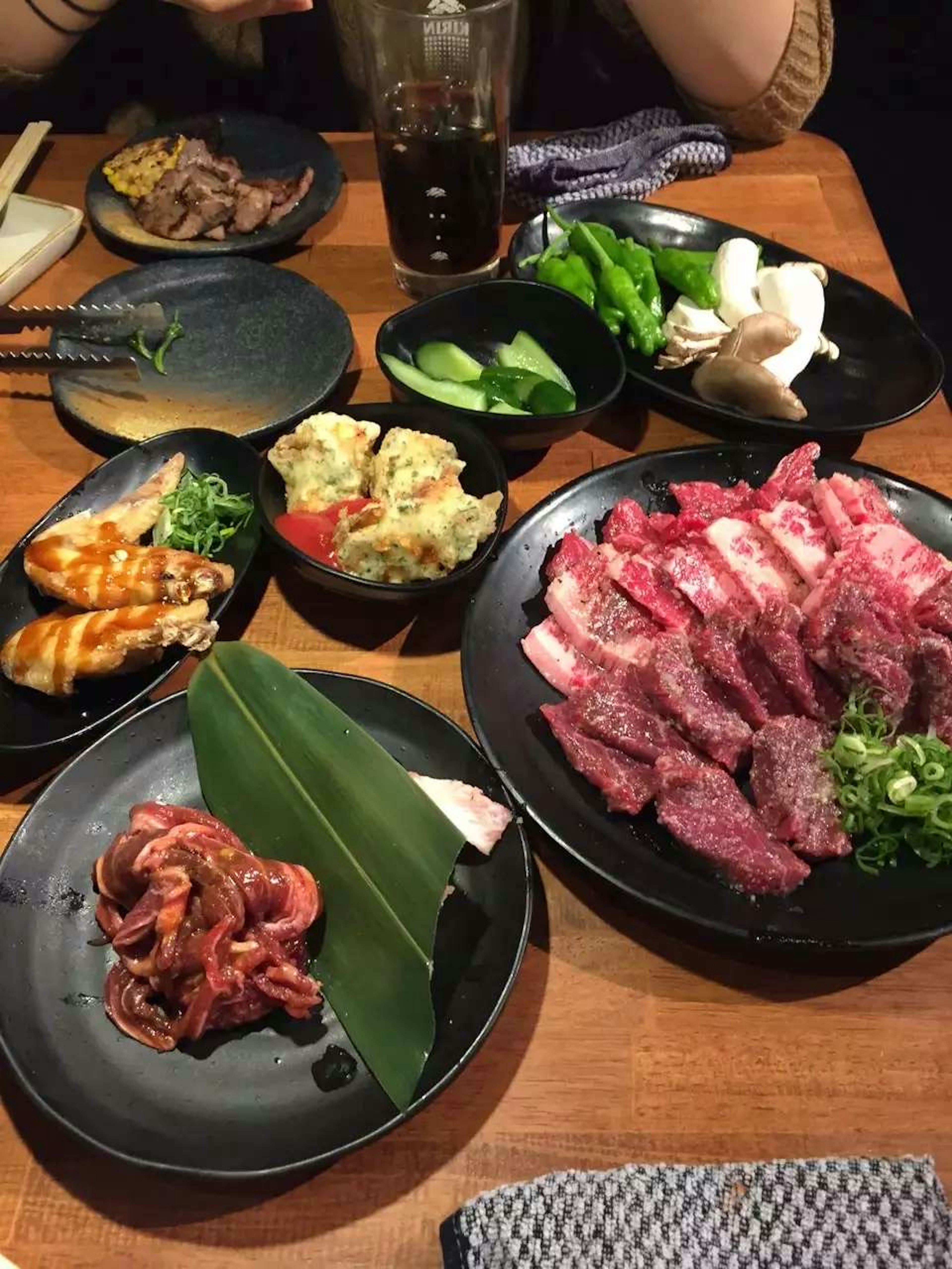 Mesa con variedad de carnes a la parrilla y guarniciones