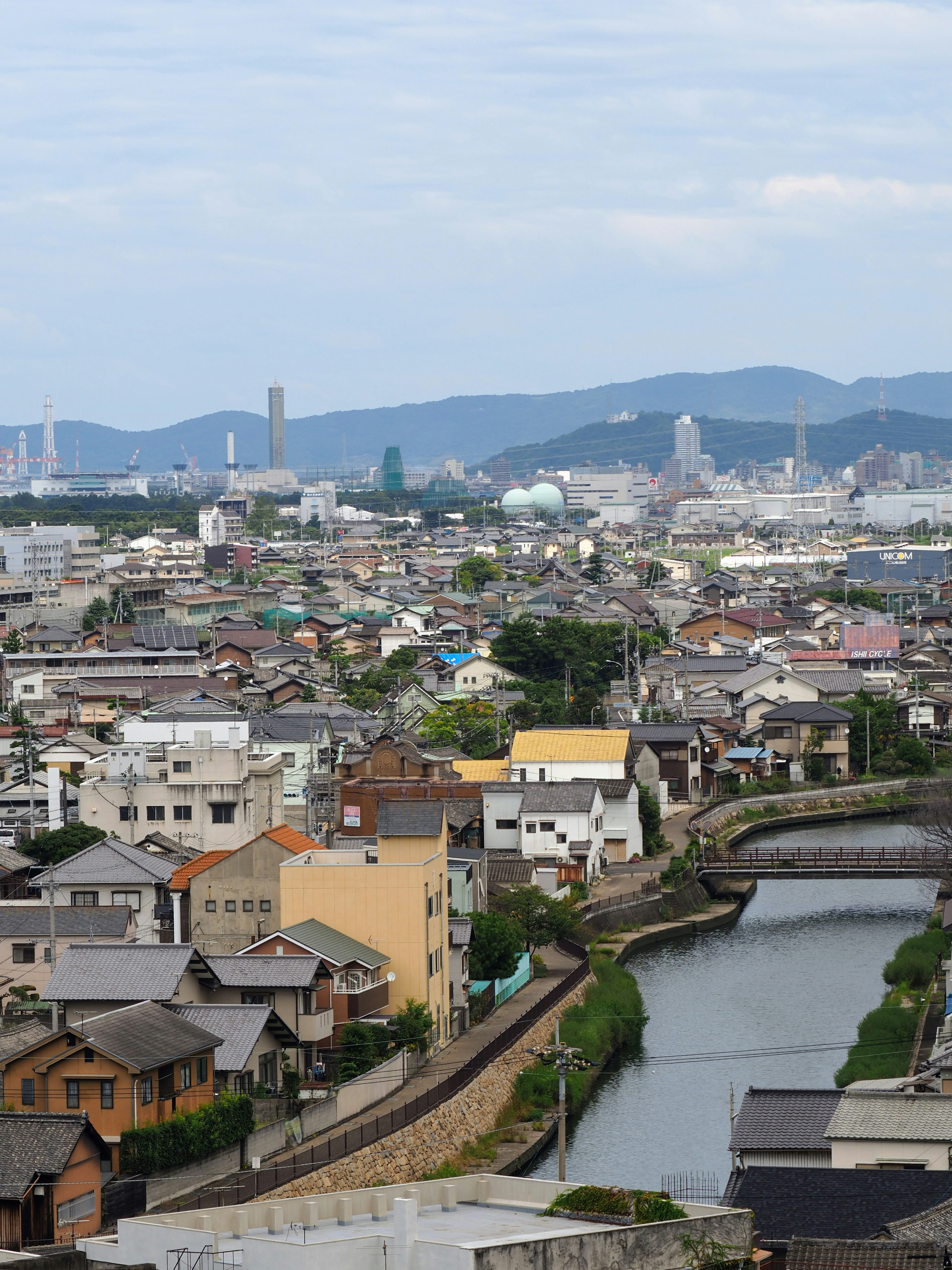 Städtische Landschaft mit Häusern und einem Fluss in einer japanischen Stadt