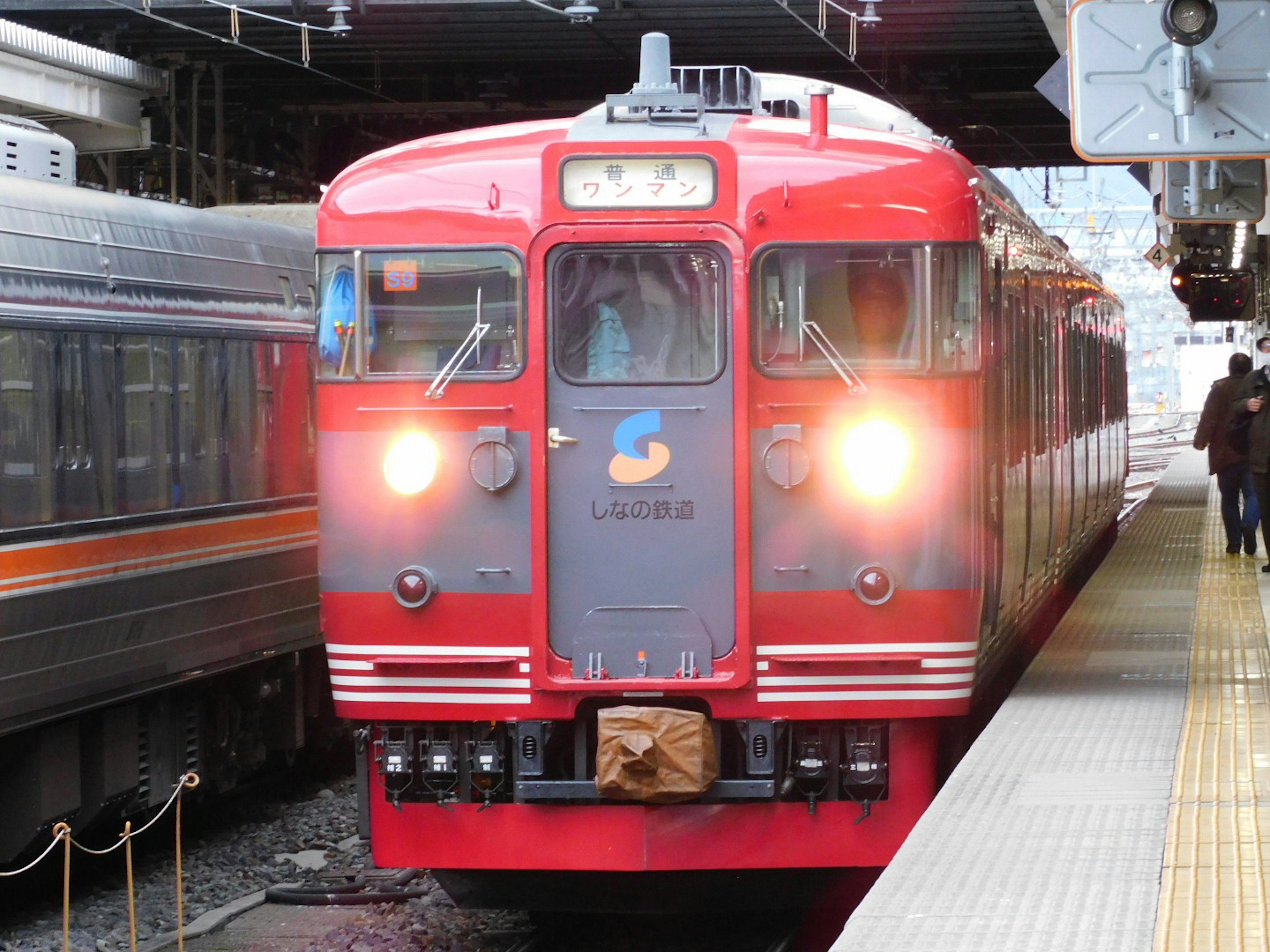 Kereta merah tiba di stasiun