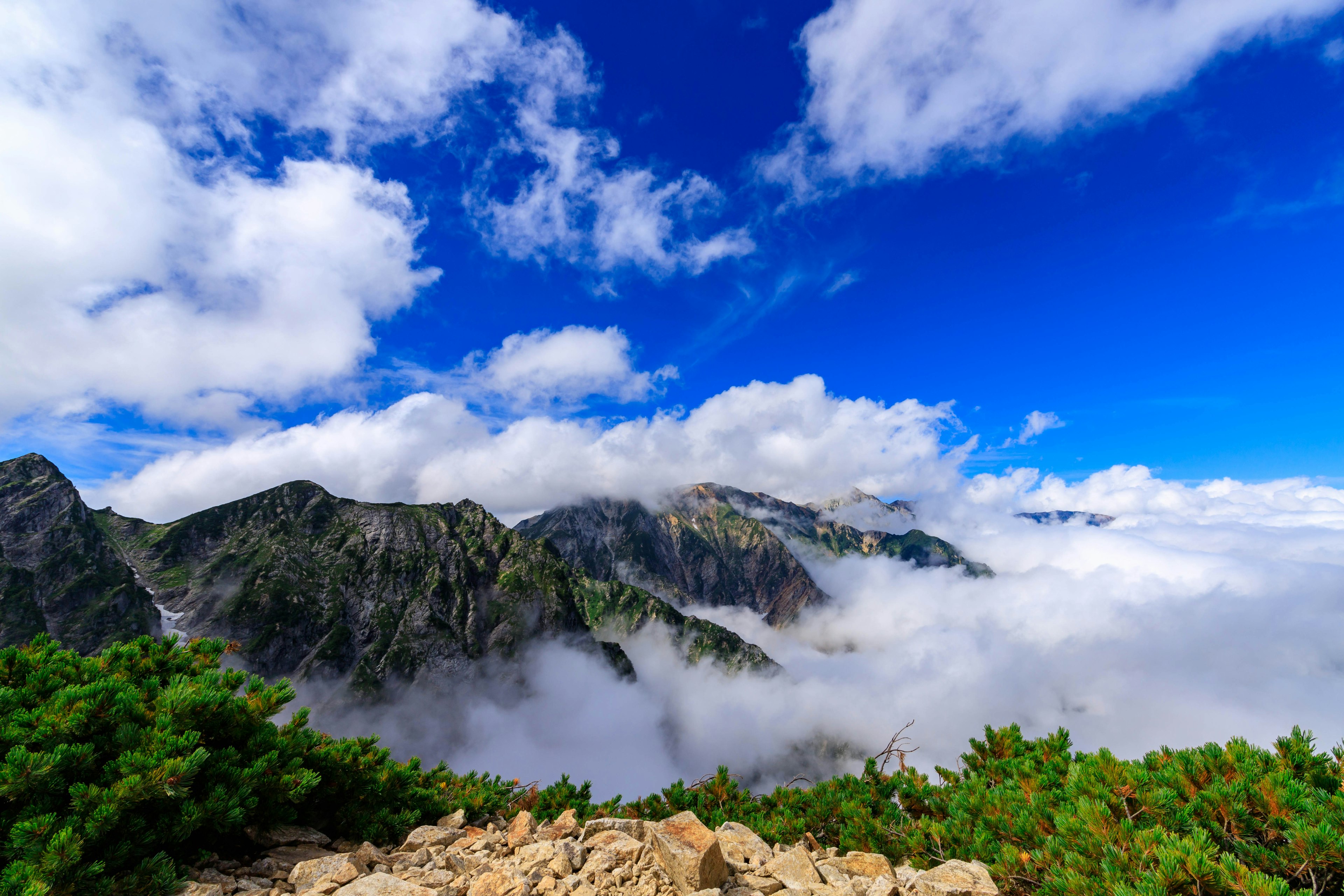 Lanskap pegunungan dengan langit biru dan awan