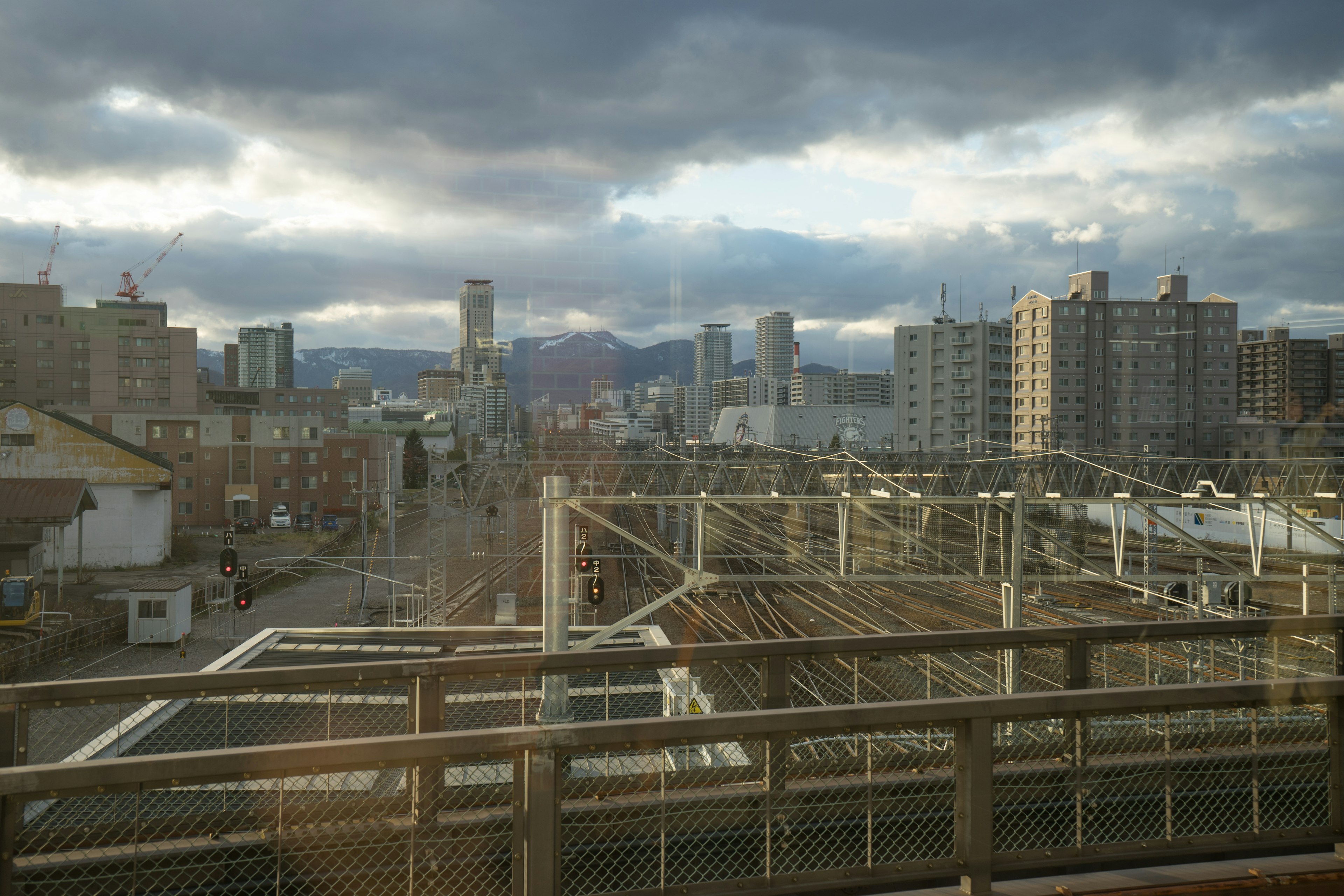 Paysage urbain avec un ciel nuageux